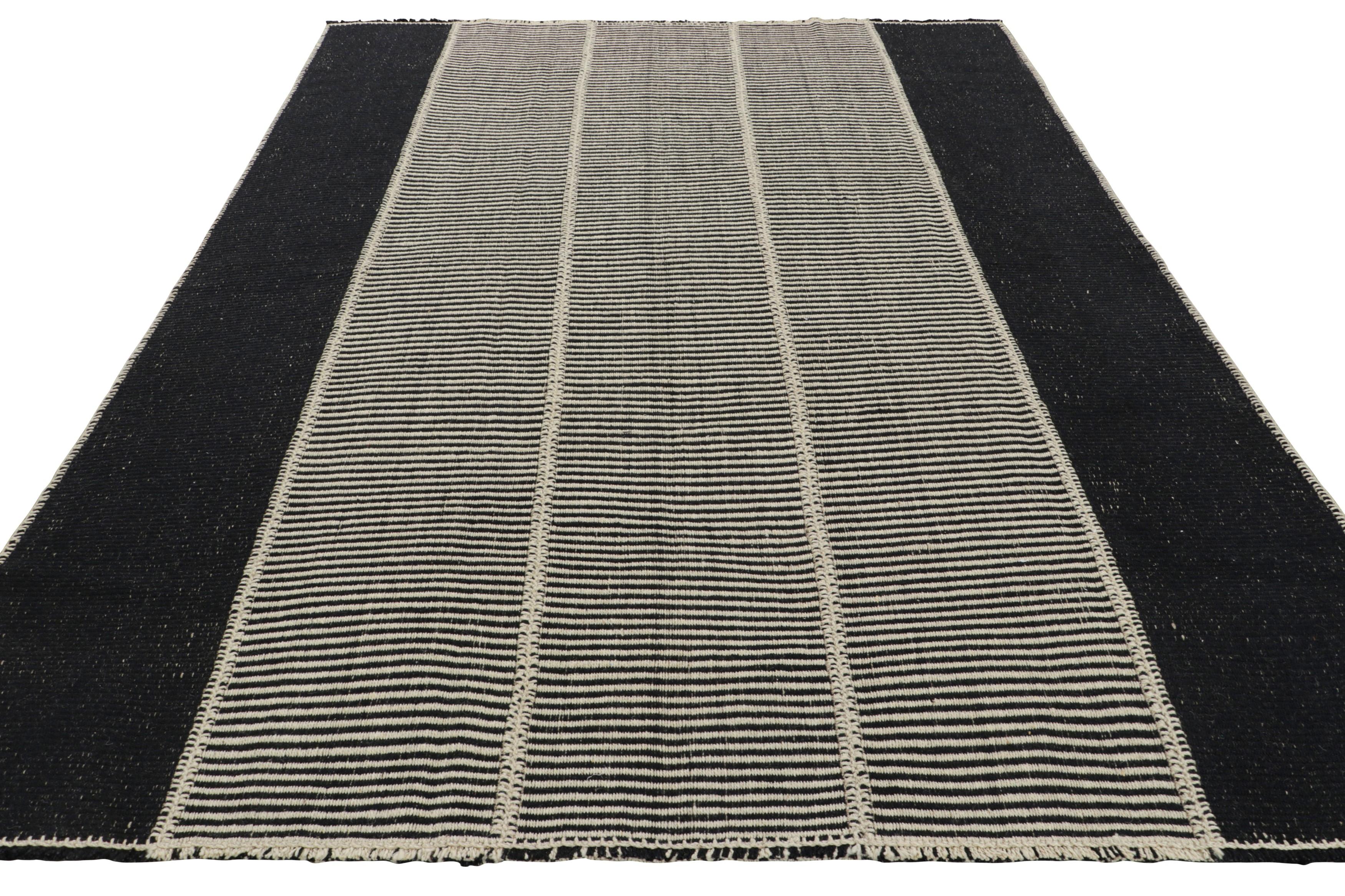 Rug & Kilim è un kilim contemporaneo a strisce nere e bianche color crema. In condizioni Nuovo in vendita a Long Island City, NY