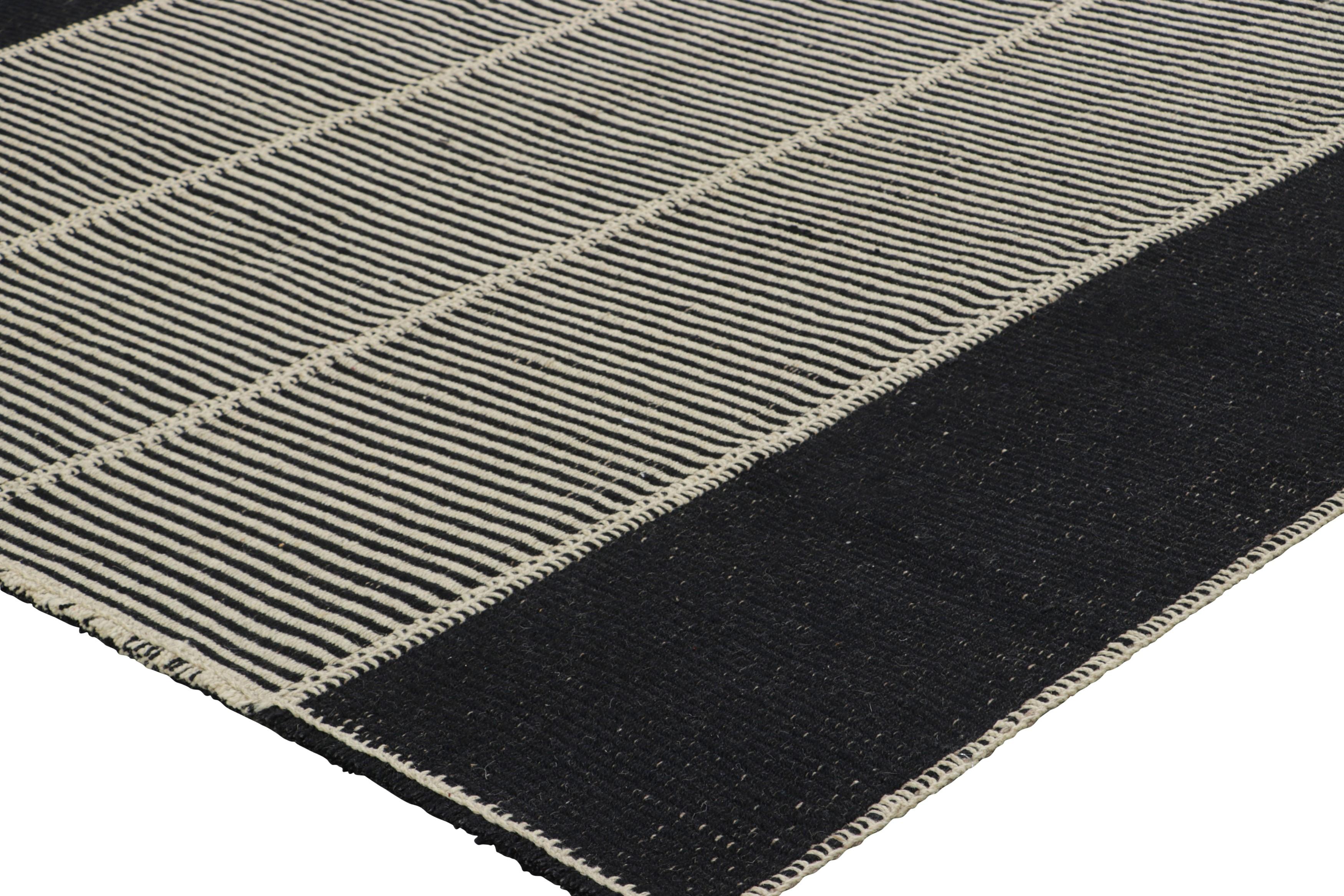 XXI secolo e contemporaneo Rug & Kilim è un kilim contemporaneo a strisce nere e bianche color crema. in vendita
