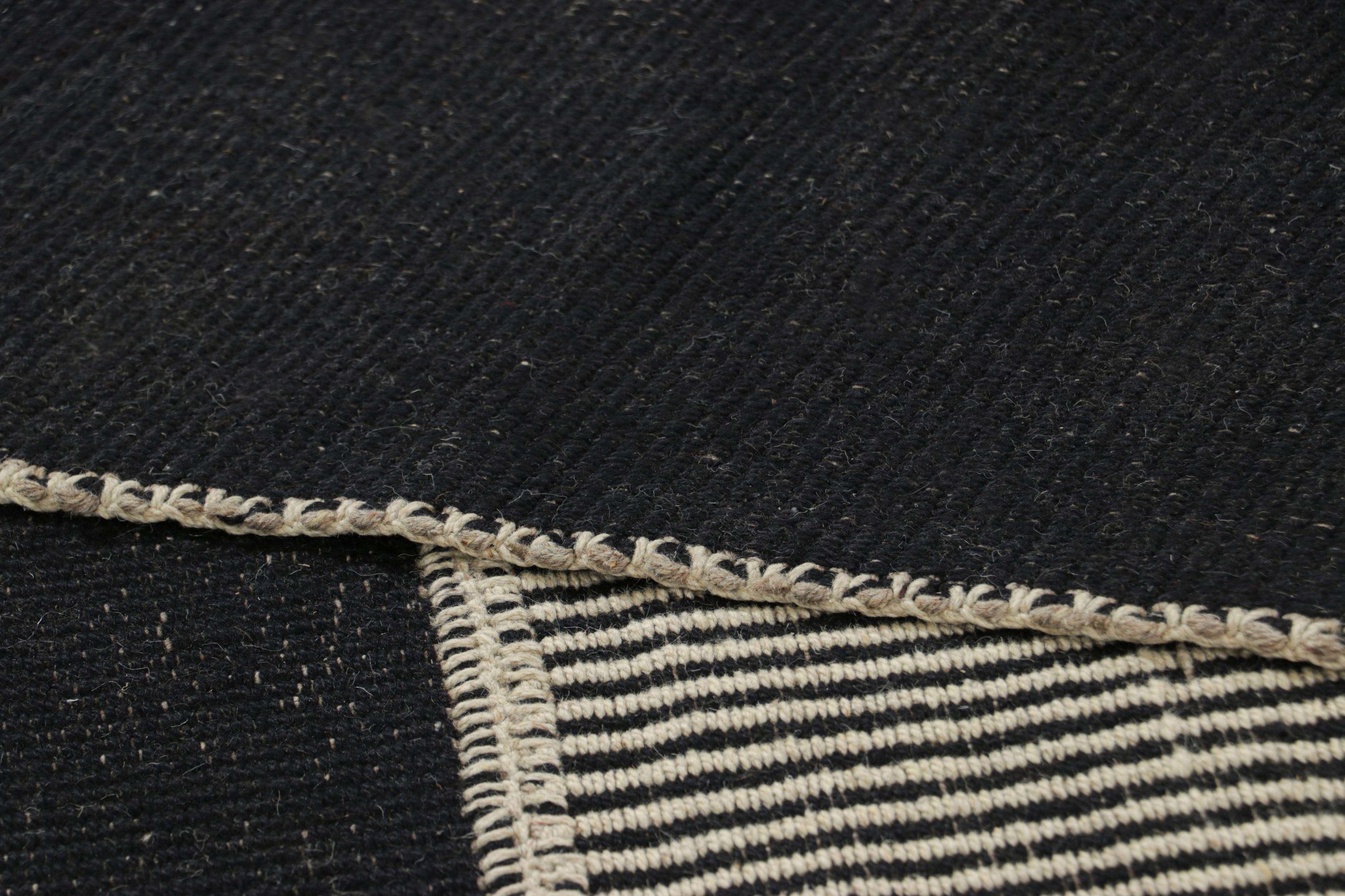 Lana Rug & Kilim è un kilim contemporaneo a strisce nere e bianche color crema. in vendita