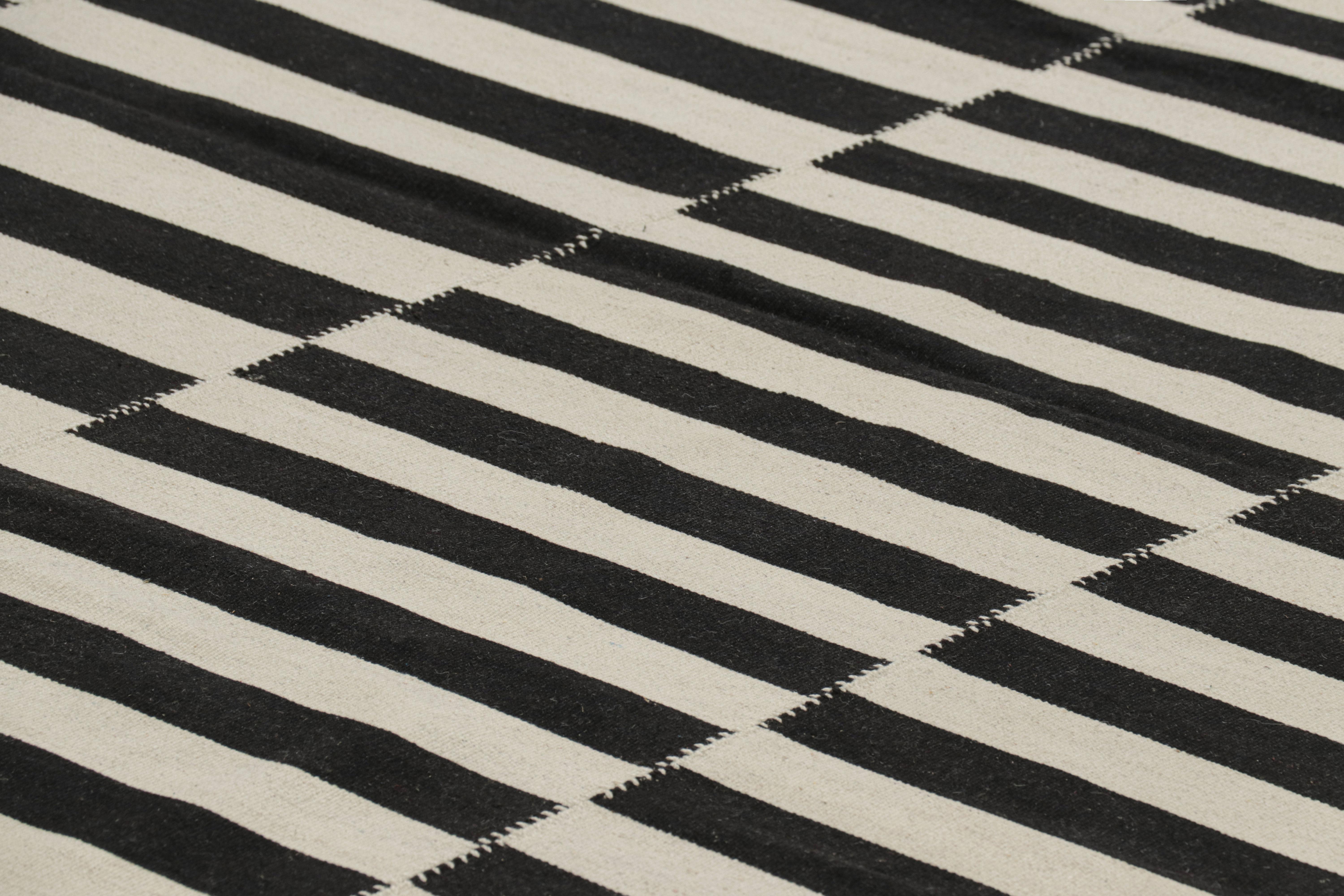 Tejido a mano en lana, este kilim contemporáneo de 7x10 pertenece a una nueva y emocionante colección de tejido plano a medida de Rug & Kilim.

Sobre el diseño:

