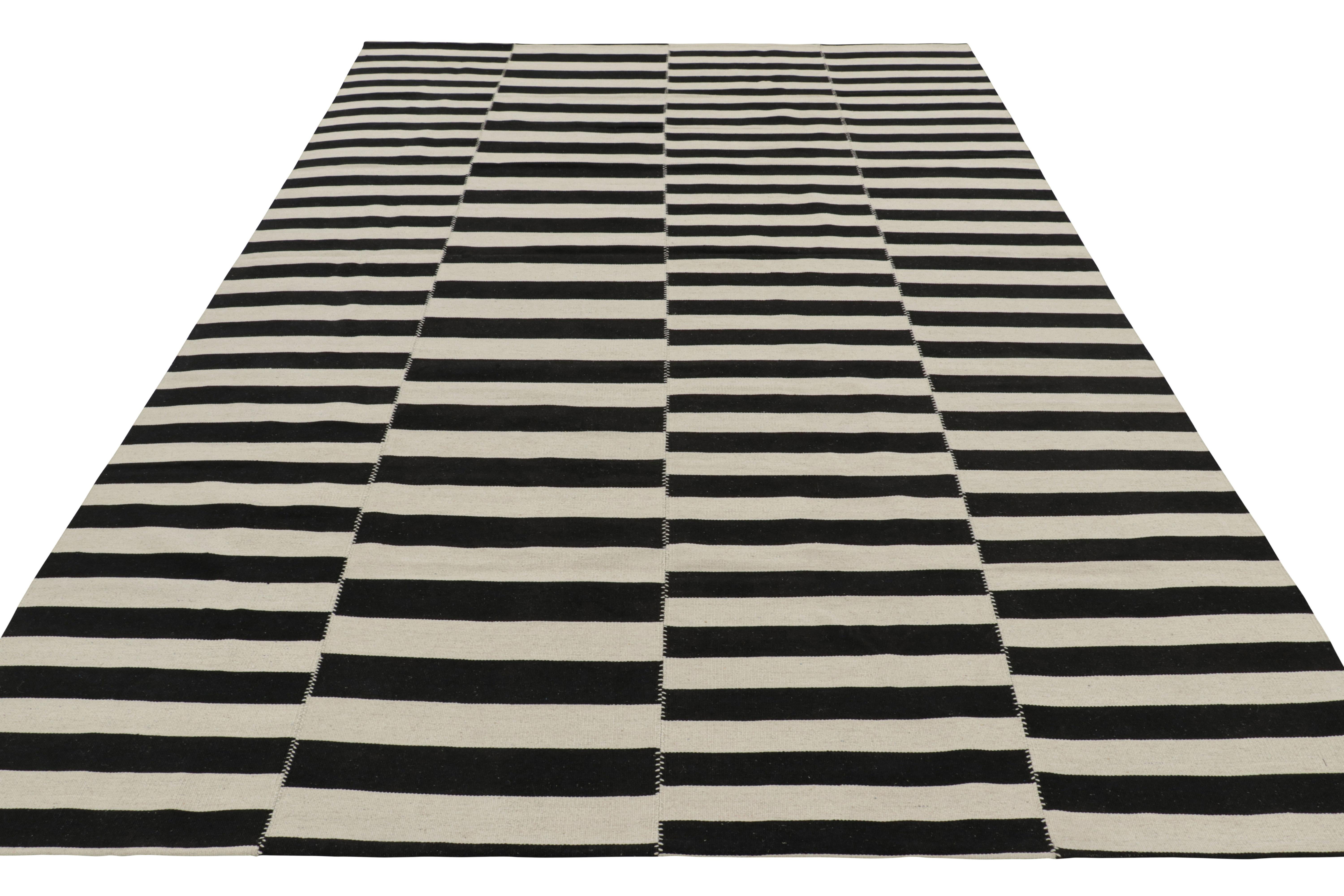 Kilim contemporáneo de Rug & Kilim con texturas de rayas blancas y negras en Nuevo estado para la venta en Long Island City, NY