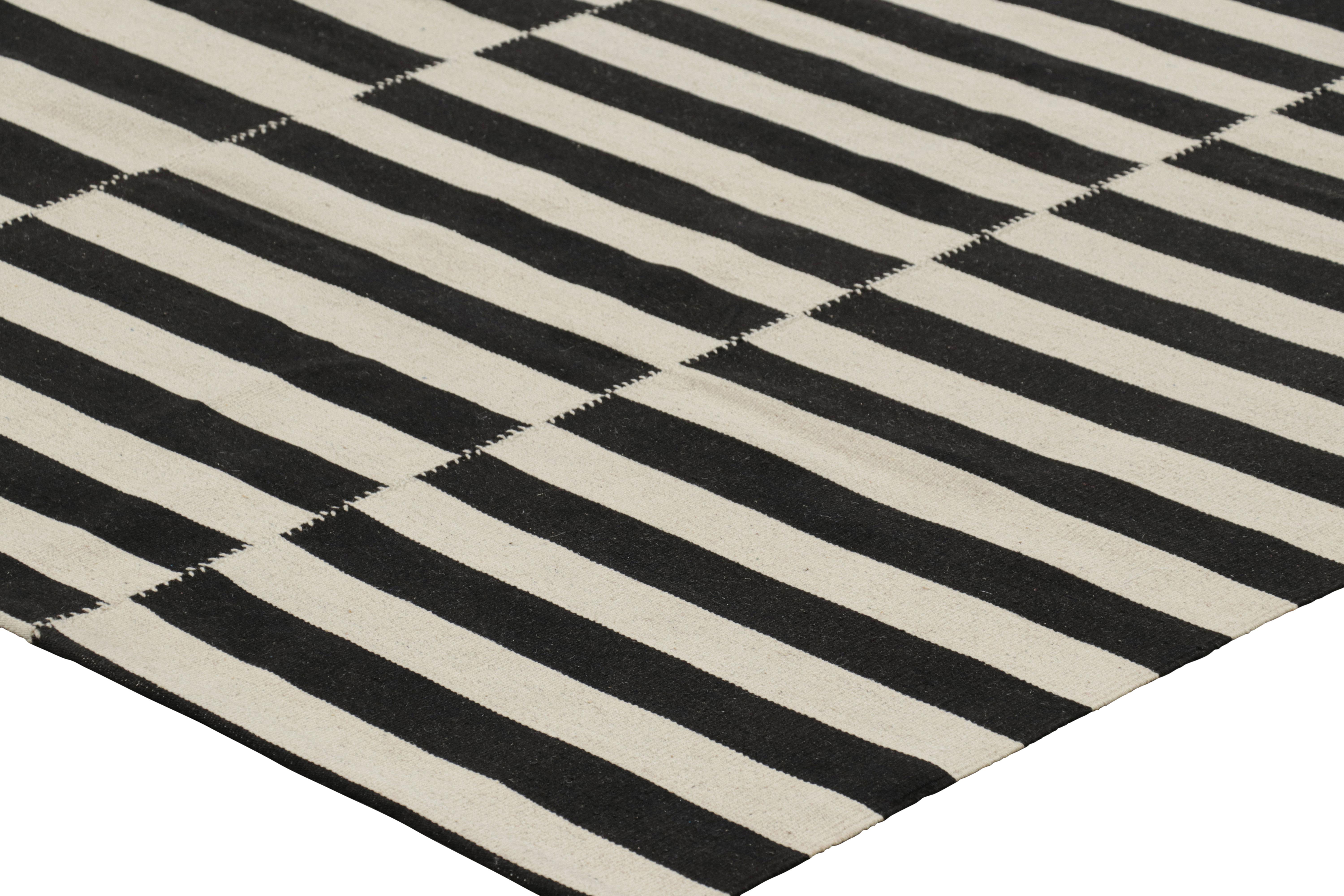 Kilim contemporáneo de Rug & Kilim con texturas de rayas blancas y negras Siglo XXI y contemporáneo en venta
