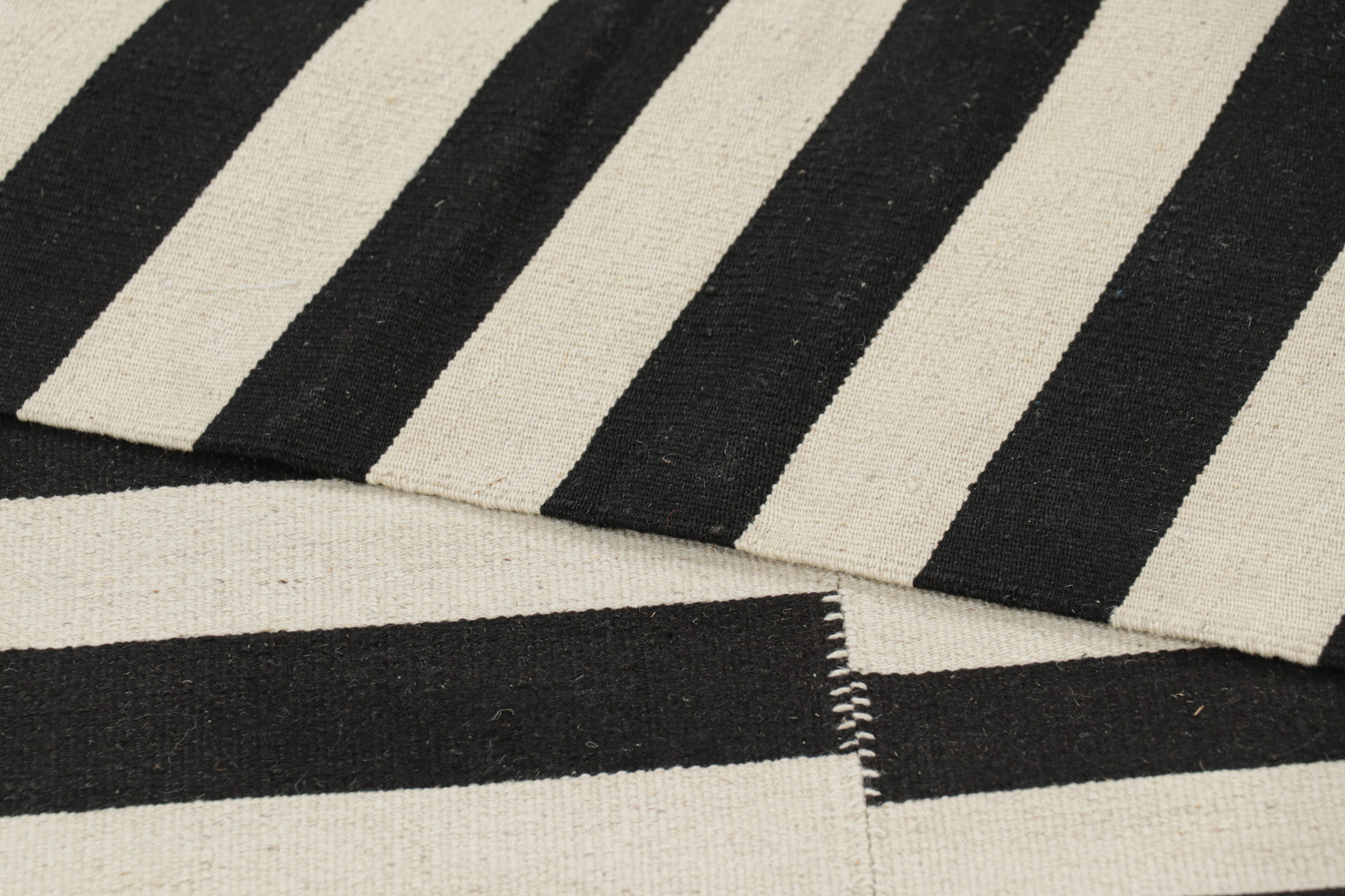 Kilim contemporáneo de Rug & Kilim con texturas de rayas blancas y negras Lana en venta