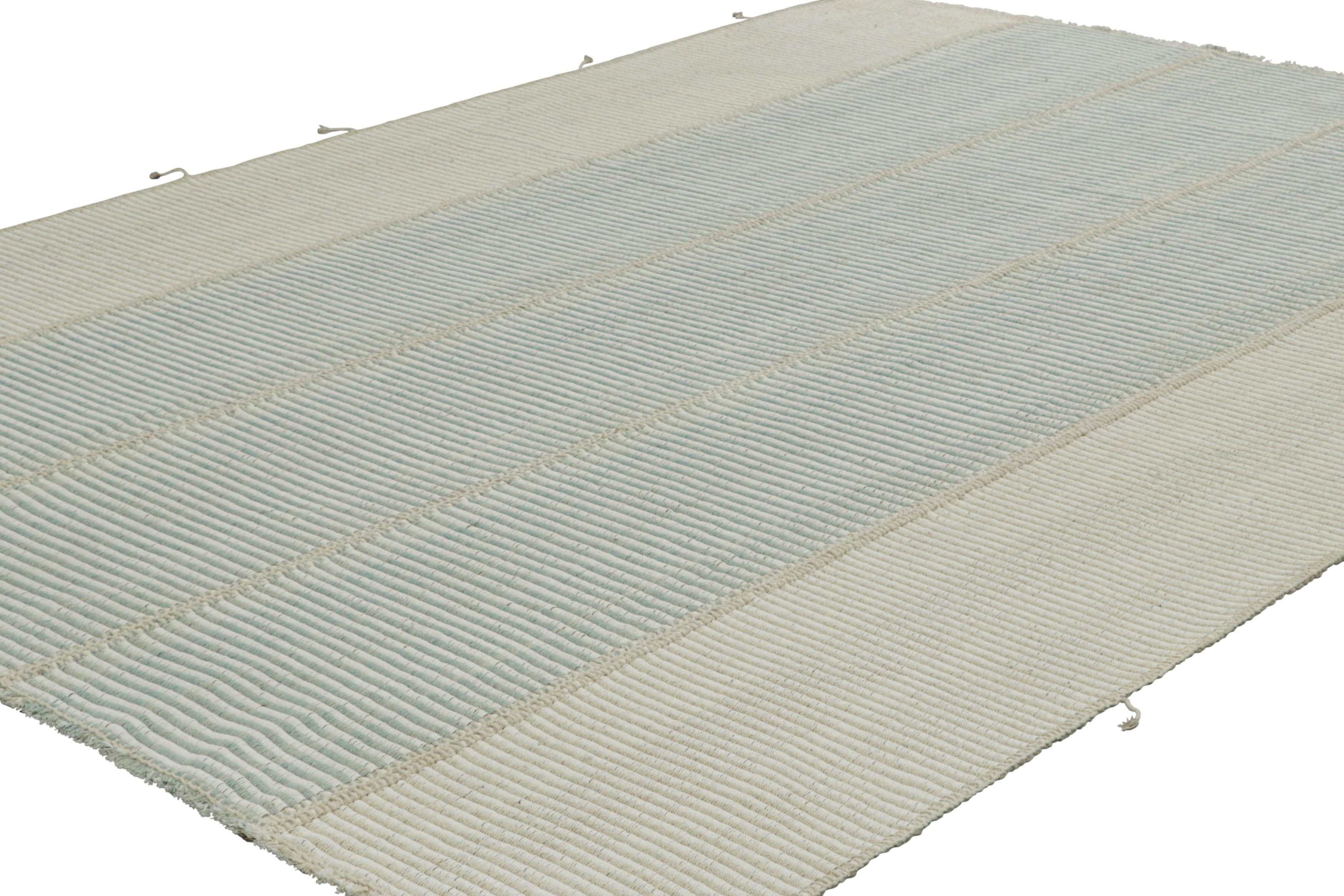 Tissé à la main Rug & Kilim's Contemporary Kilim with Textural Blue and White Stripes (Kilim contemporain avec des rayures bleues et blanches) en vente