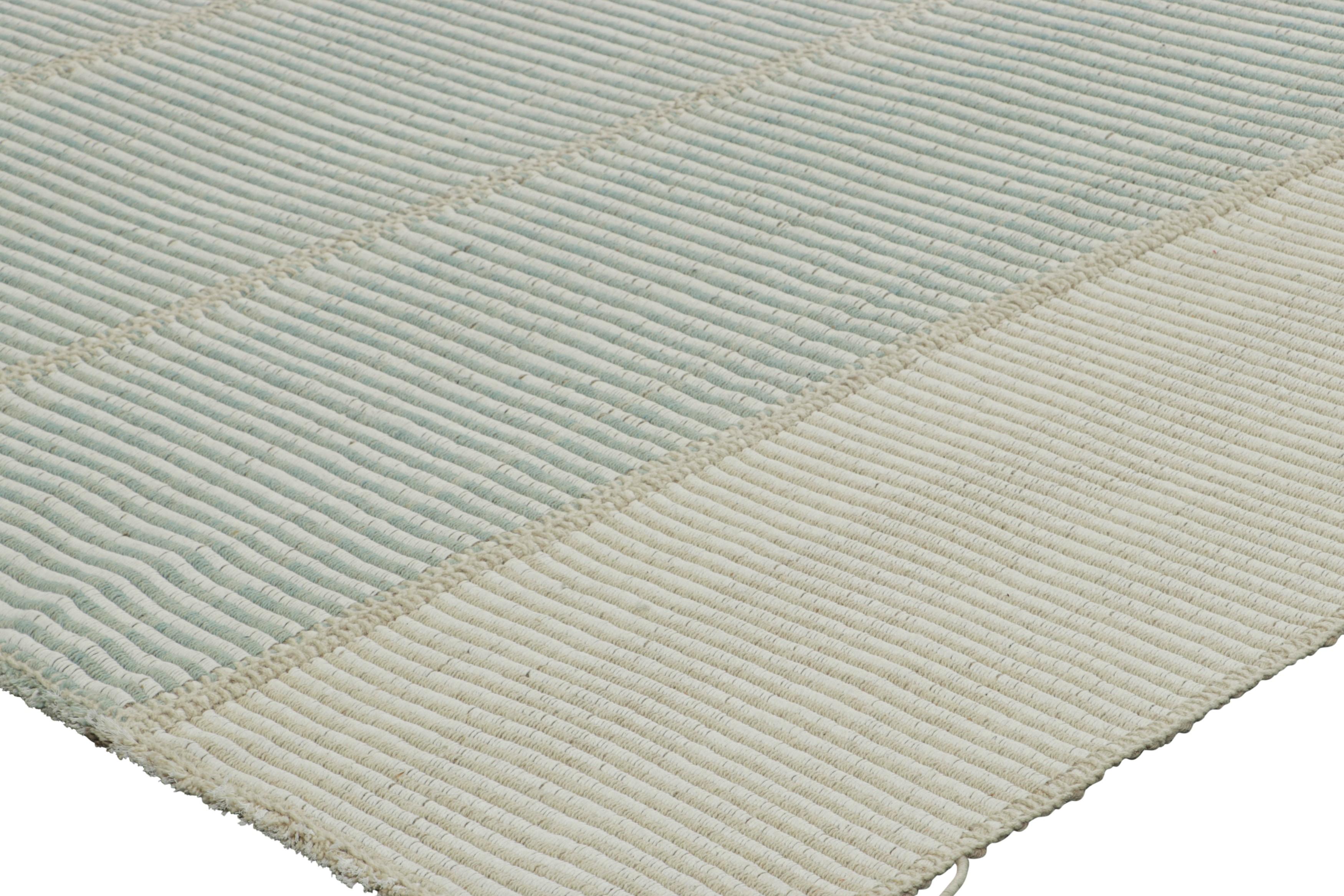 XXIe siècle et contemporain Rug & Kilim's Contemporary Kilim with Textural Blue and White Stripes (Kilim contemporain avec des rayures bleues et blanches) en vente
