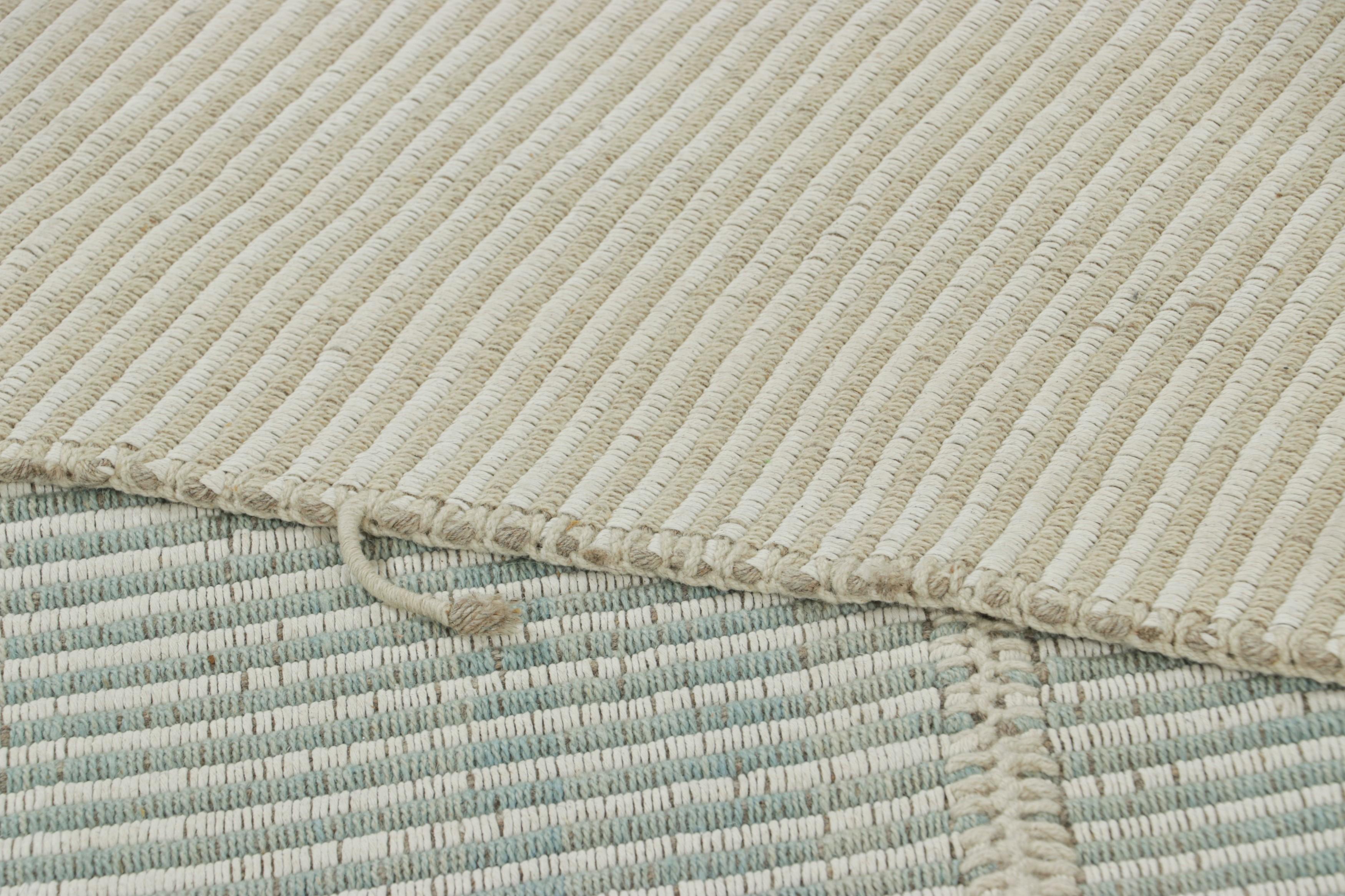 Laine Rug & Kilim's Contemporary Kilim with Textural Blue and White Stripes (Kilim contemporain avec des rayures bleues et blanches) en vente
