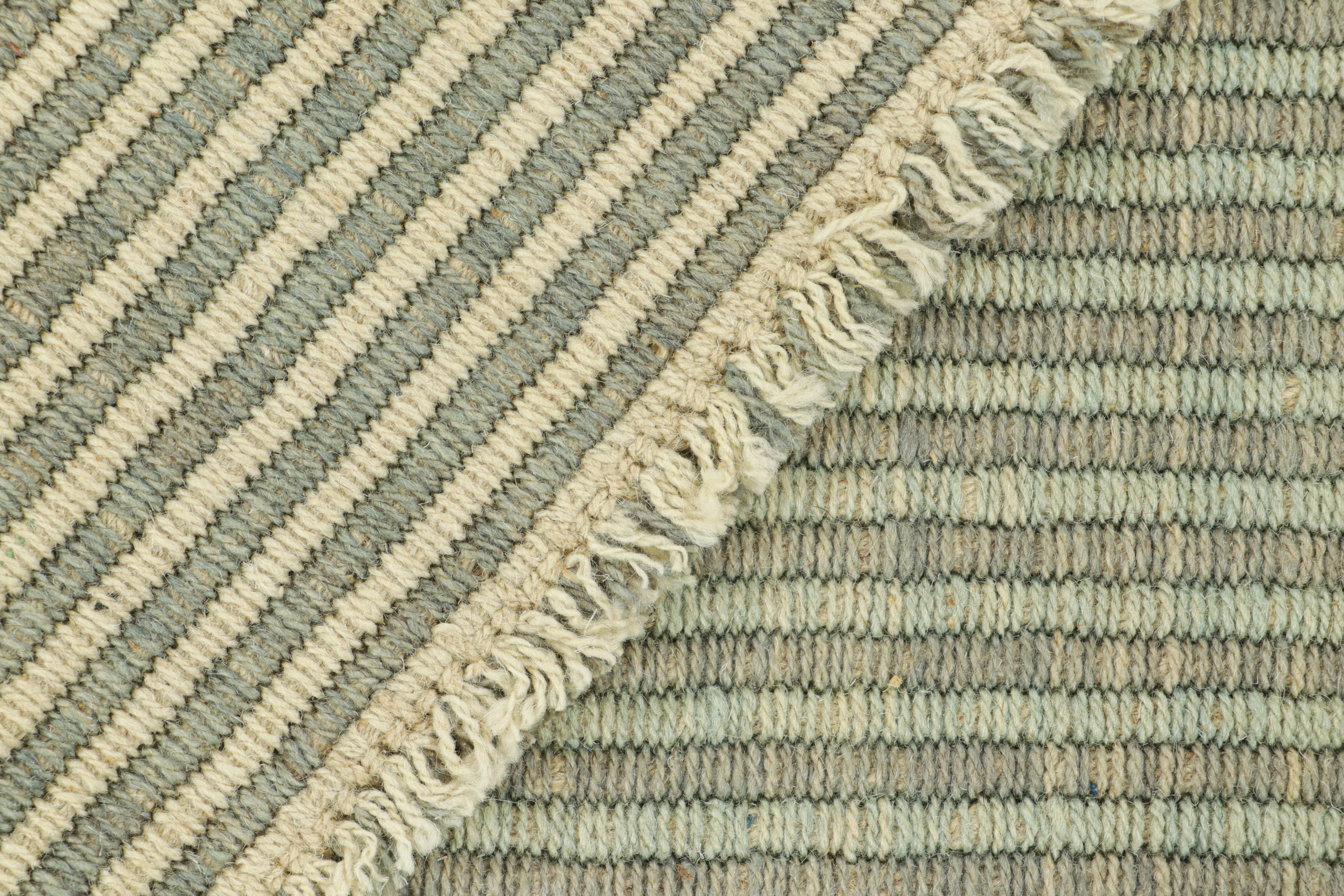 Rug & Kilim's Contemporary Kilim mit strukturierten blau-weißen und grauen Streifen (21. Jahrhundert und zeitgenössisch) im Angebot