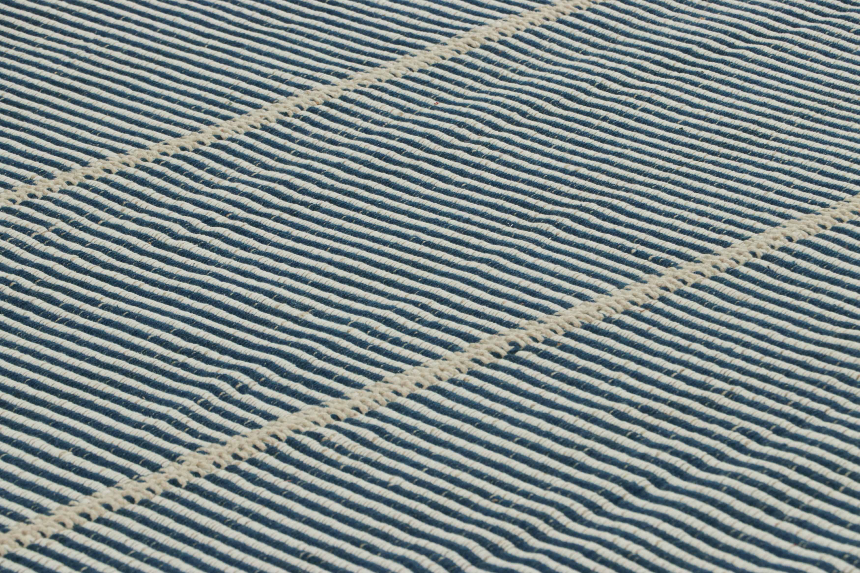 Tissé à la main en laine, ce kilim contemporain 9x12 fait partie d'une nouvelle collection de tissage plat personnalisable de Rug & Kilim.

Sur le Design :

