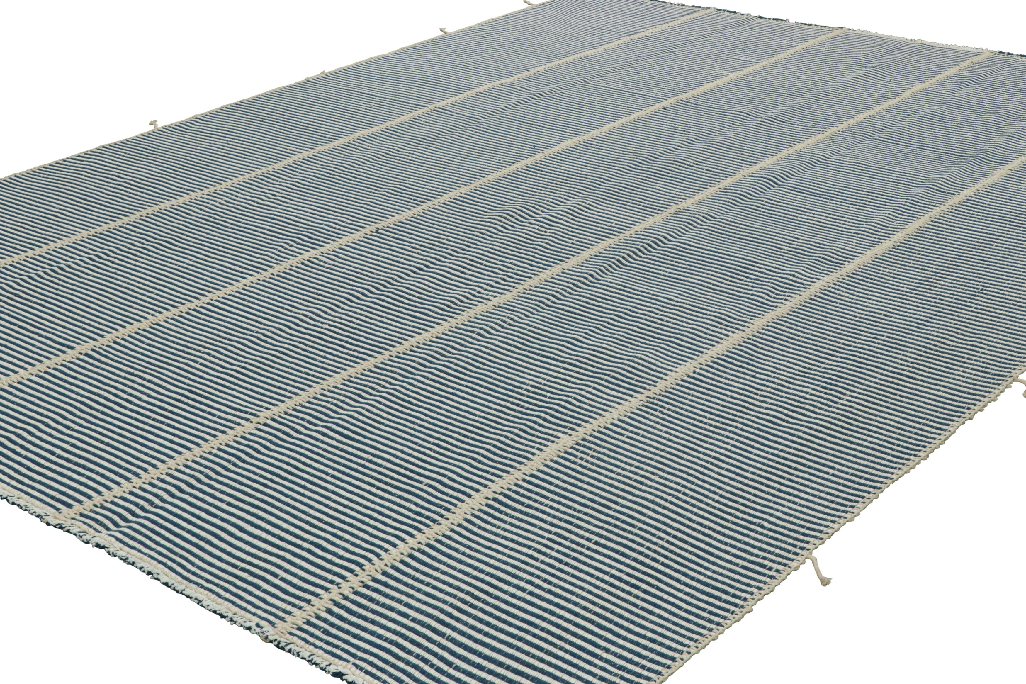 Tissé à la main Rug & Kilim's Contemporary Kilim with Textural Blue, White and Green Stripes (Kilim contemporain avec des rayures bleues, blanches et vertes) en vente