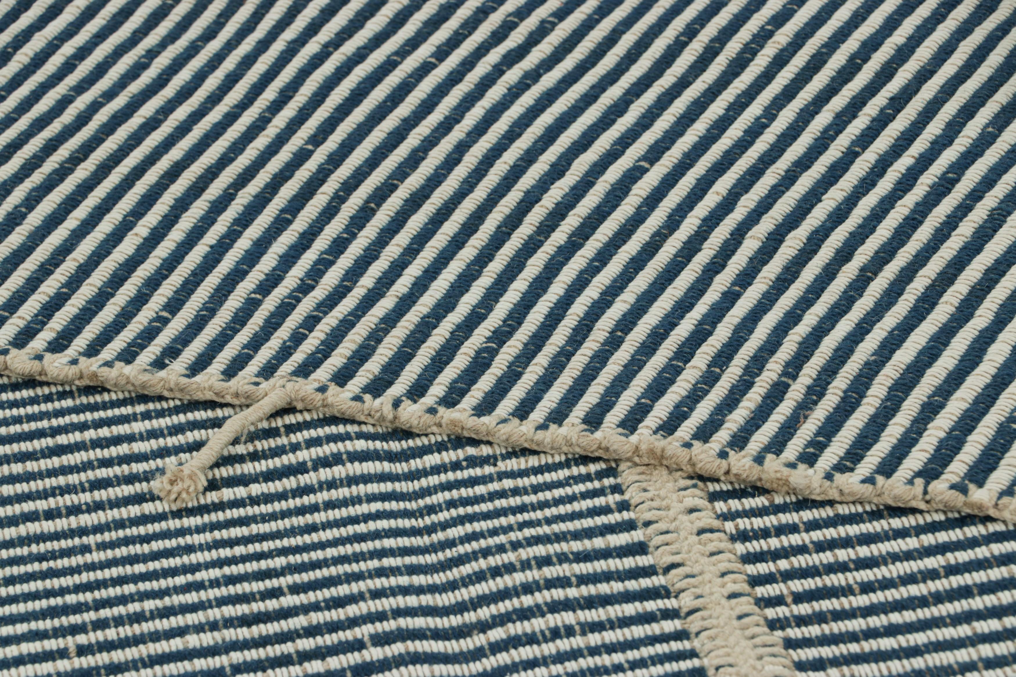 Laine Rug & Kilim's Contemporary Kilim with Textural Blue, White and Green Stripes (Kilim contemporain avec des rayures bleues, blanches et vertes) en vente