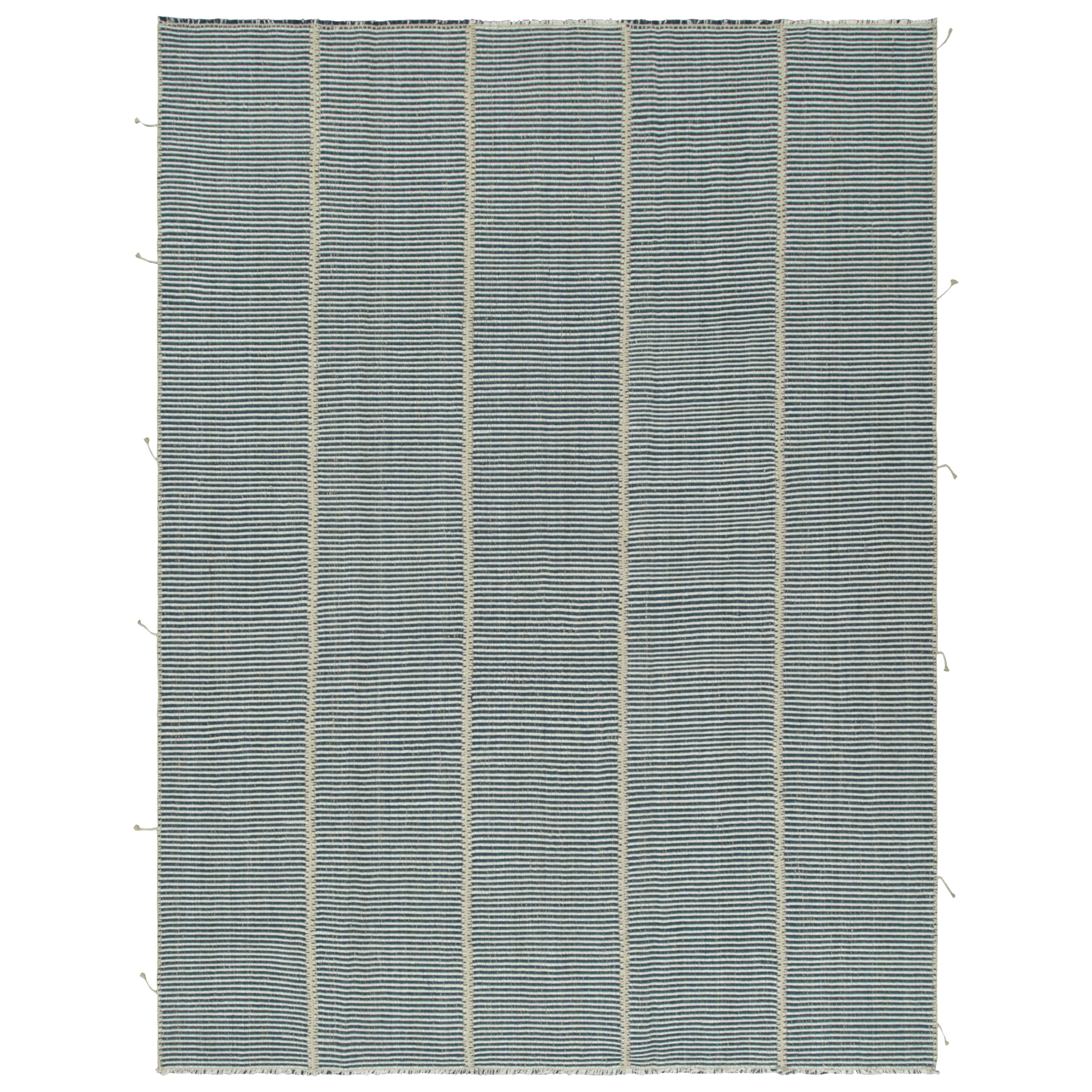 Rug & Kilim's Contemporary Kilim mit strukturierten blauen, weißen und grünen Streifen