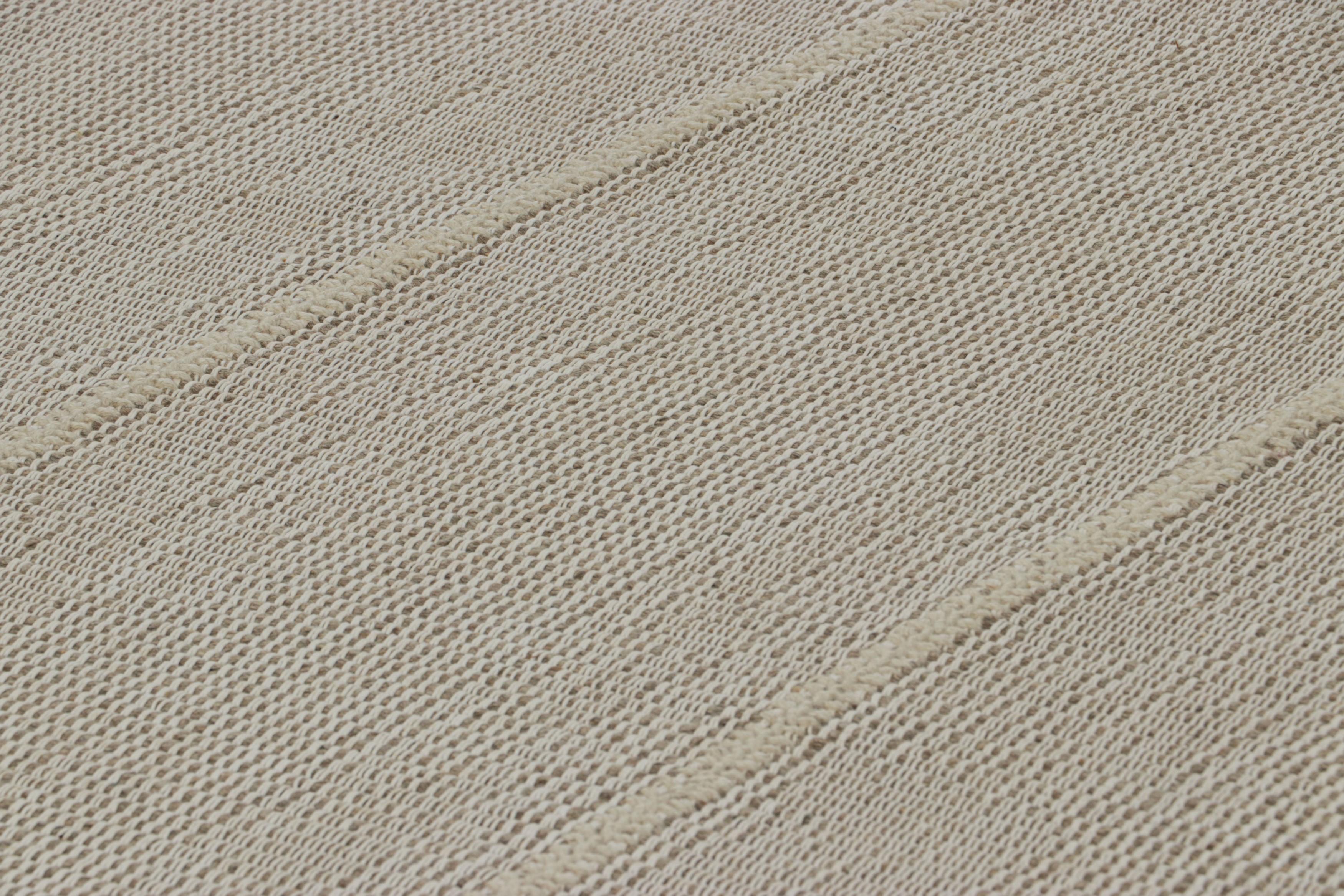 Tissé à la main en laine, ce kilim contemporain 9x12 fait partie d'une nouvelle collection de tissage plat personnalisable de Rug & Kilim.

Sur le Design :

