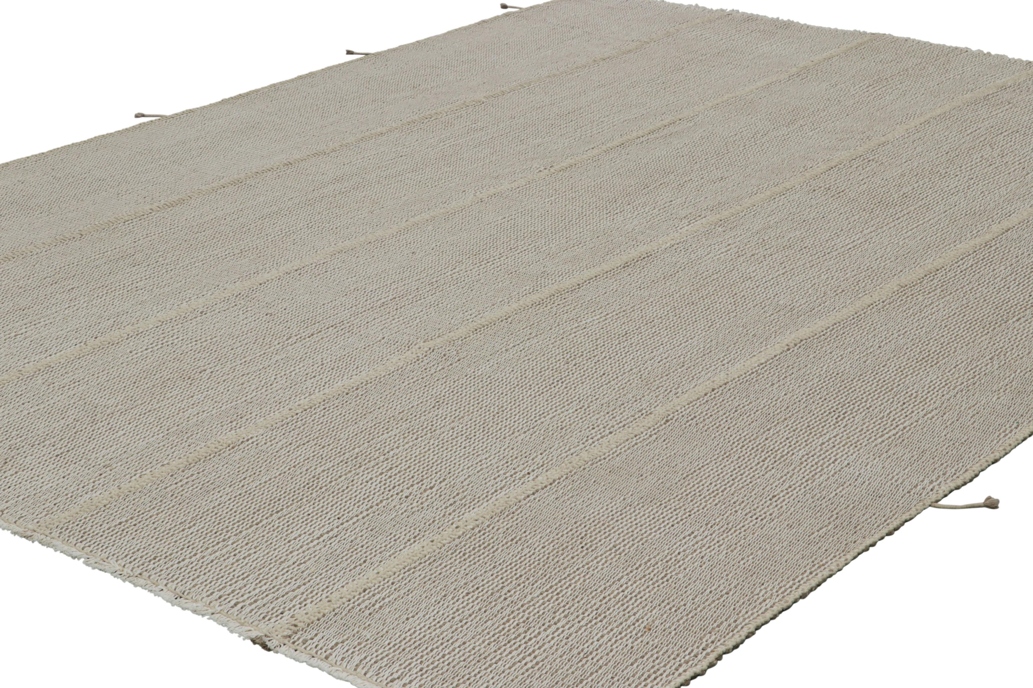 Tissé à la main Rug & Kilim's Contemporary Kilim with Textural Brown and Cream Stripes (Kilim contemporain avec des rayures texturées marron et crème) en vente