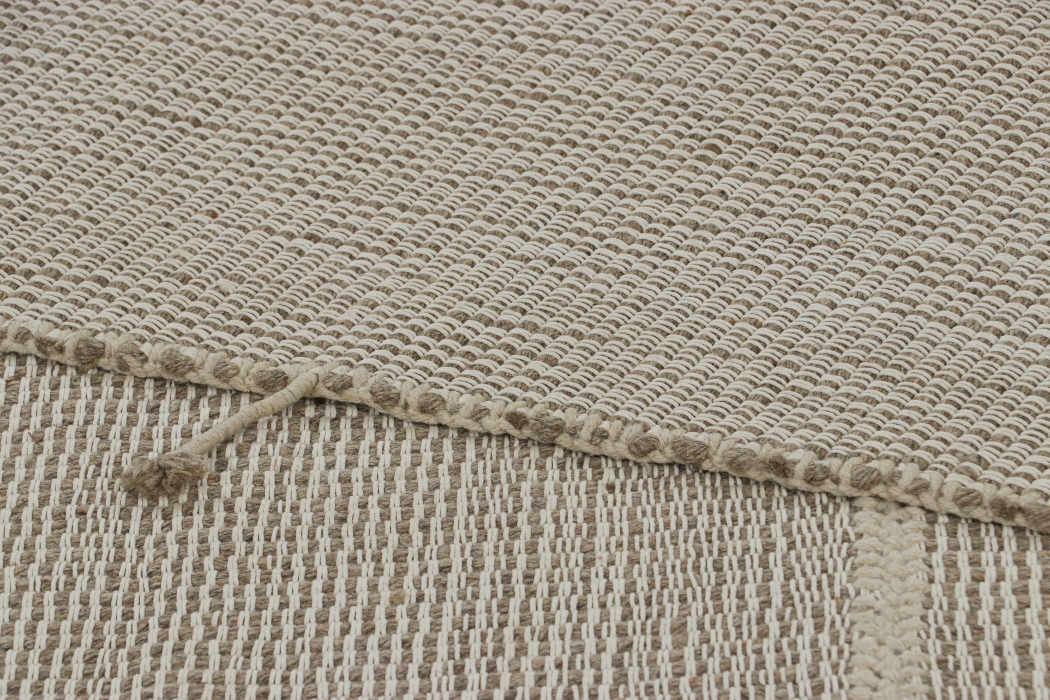 Laine Rug & Kilim's Contemporary Kilim with Textural Brown and Cream Stripes (Kilim contemporain avec des rayures texturées marron et crème) en vente