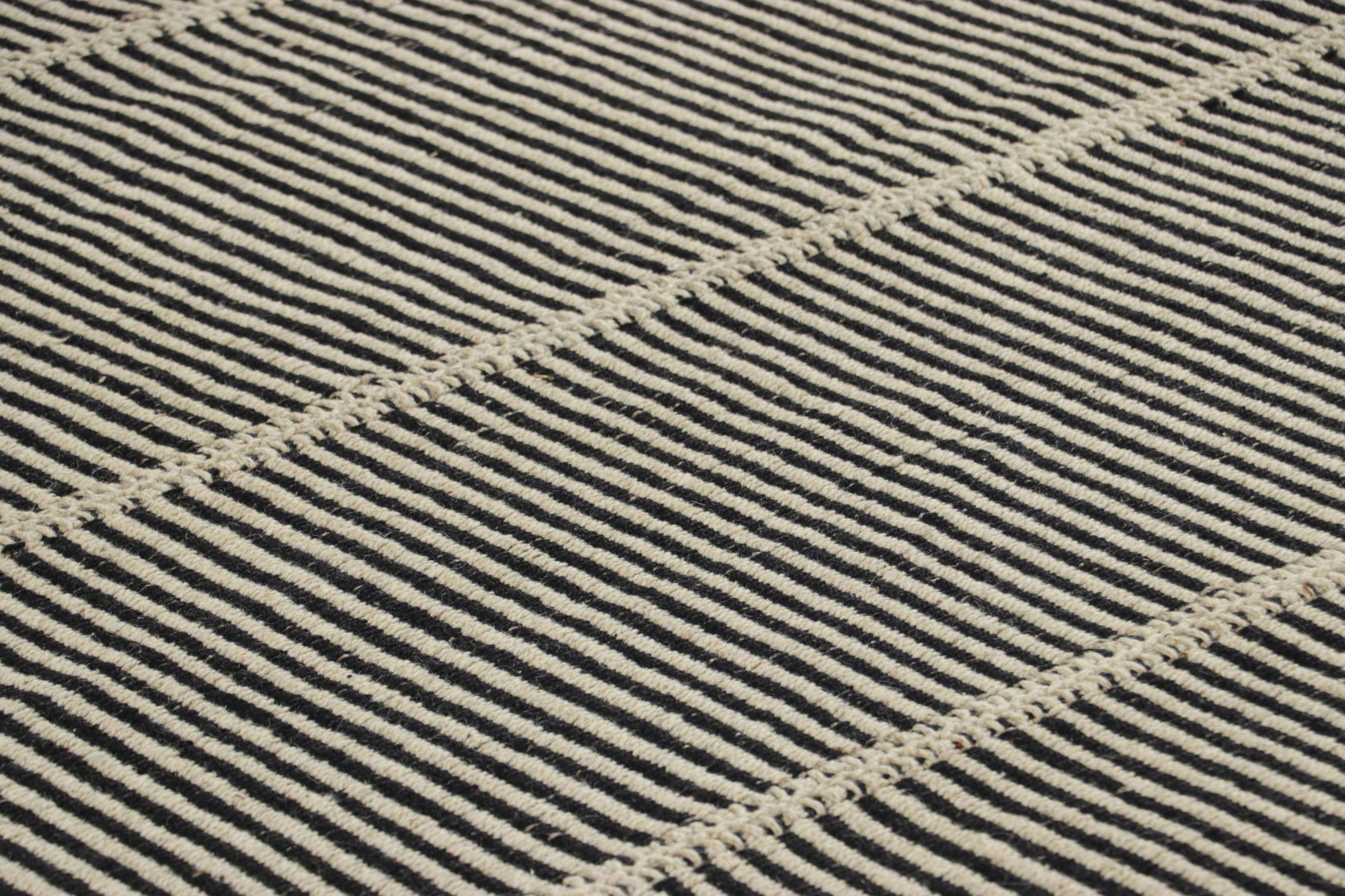 Dieser 8x10 große zeitgenössische Kelim aus handgewebter Wolle stammt aus einer aufregenden neuen Flachgewebekollektion von Rug & Kilim, die nach Maß gefertigt wird.

Über das Design:

