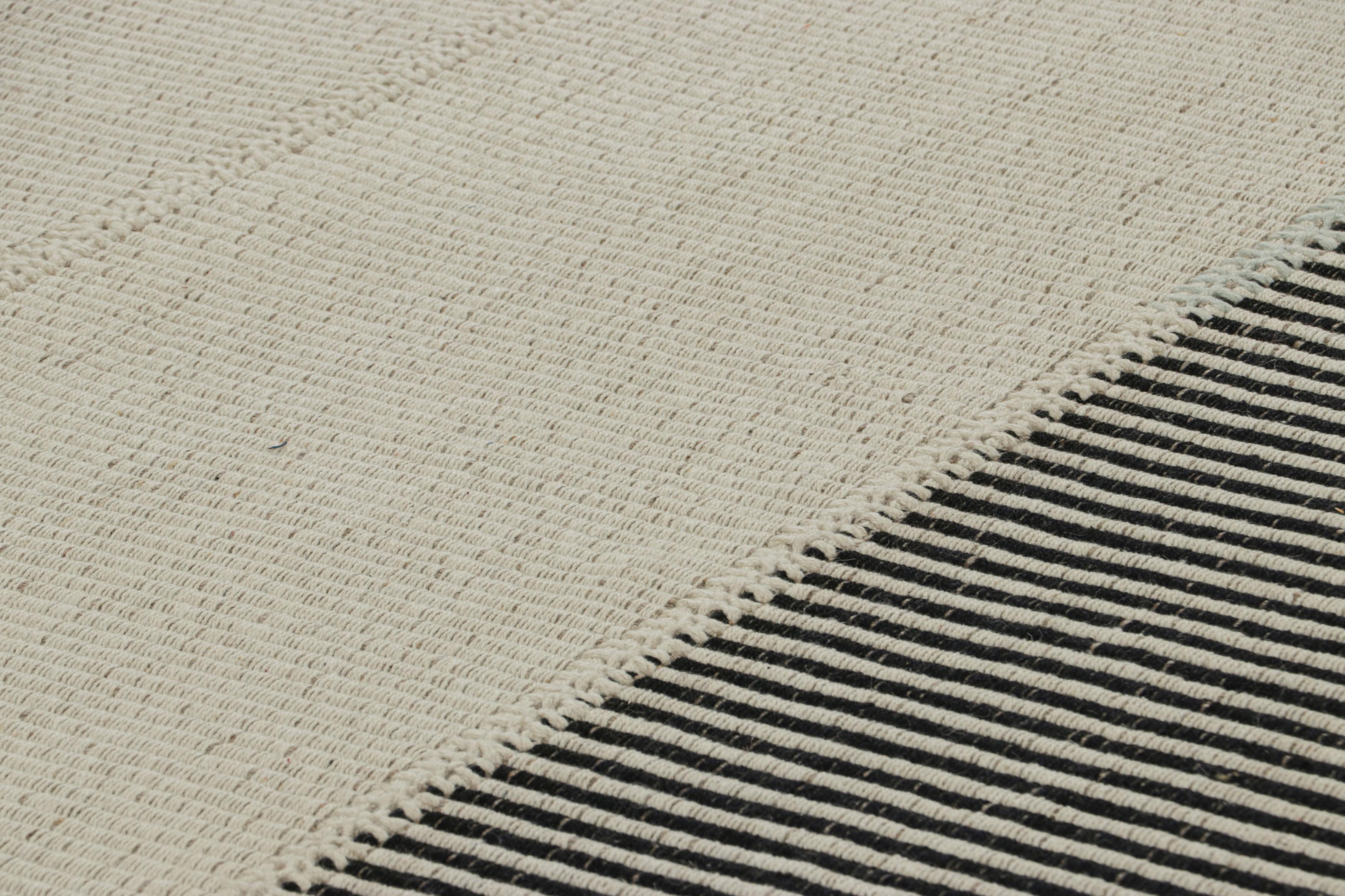 Tissé à la main en laine, ce kilim contemporain 9x12 fait partie d'une nouvelle collection de tissage plat personnalisable de Rug & Kilim.

Sur le Design :

