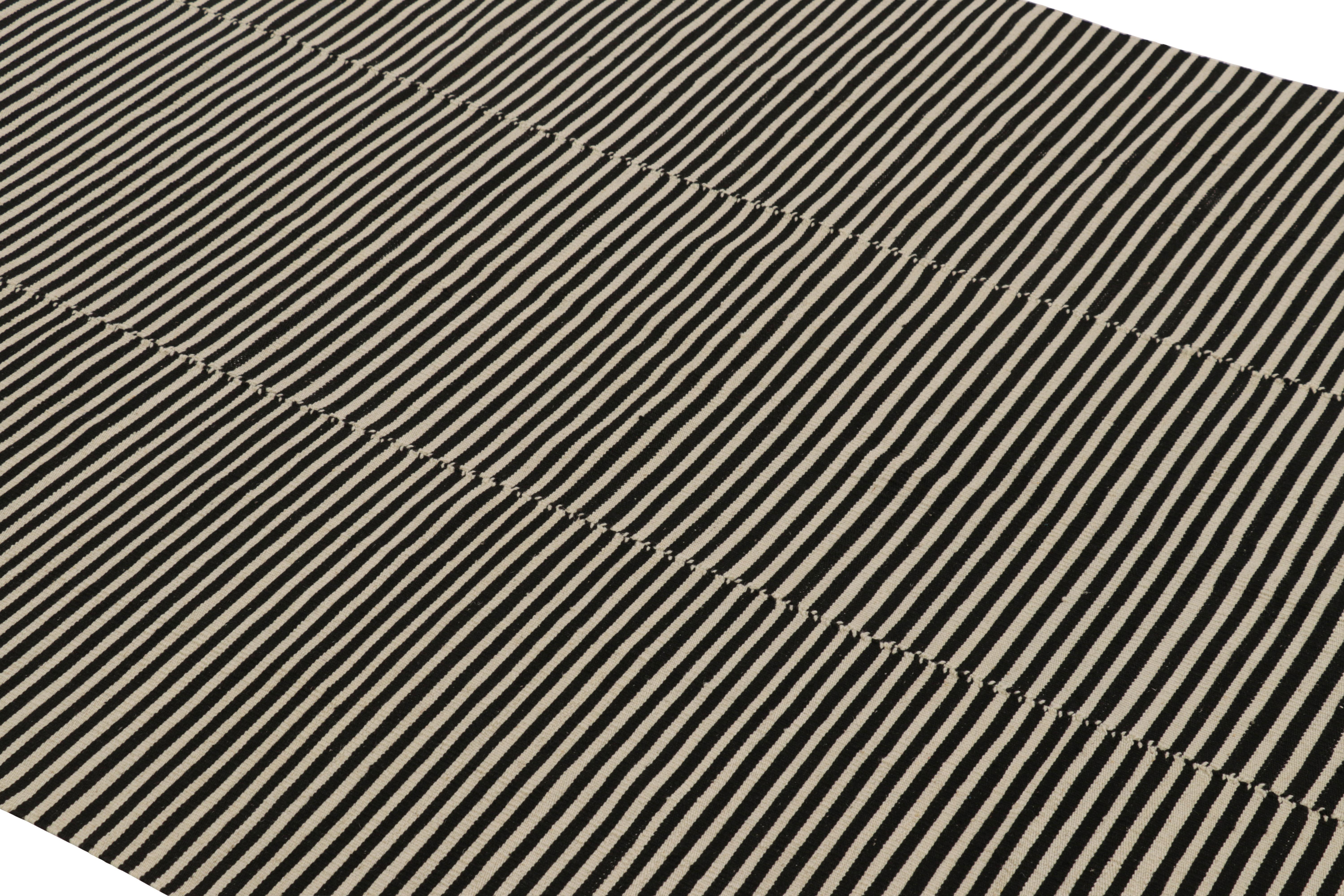 Dieser handgewebte 5 x 7 große zeitgenössische Kilim stammt aus einer aufregenden neuen Flachgewebe-Kollektion von Rug & Kilim, die nach Maß gefertigt wird.

Über das Design:

