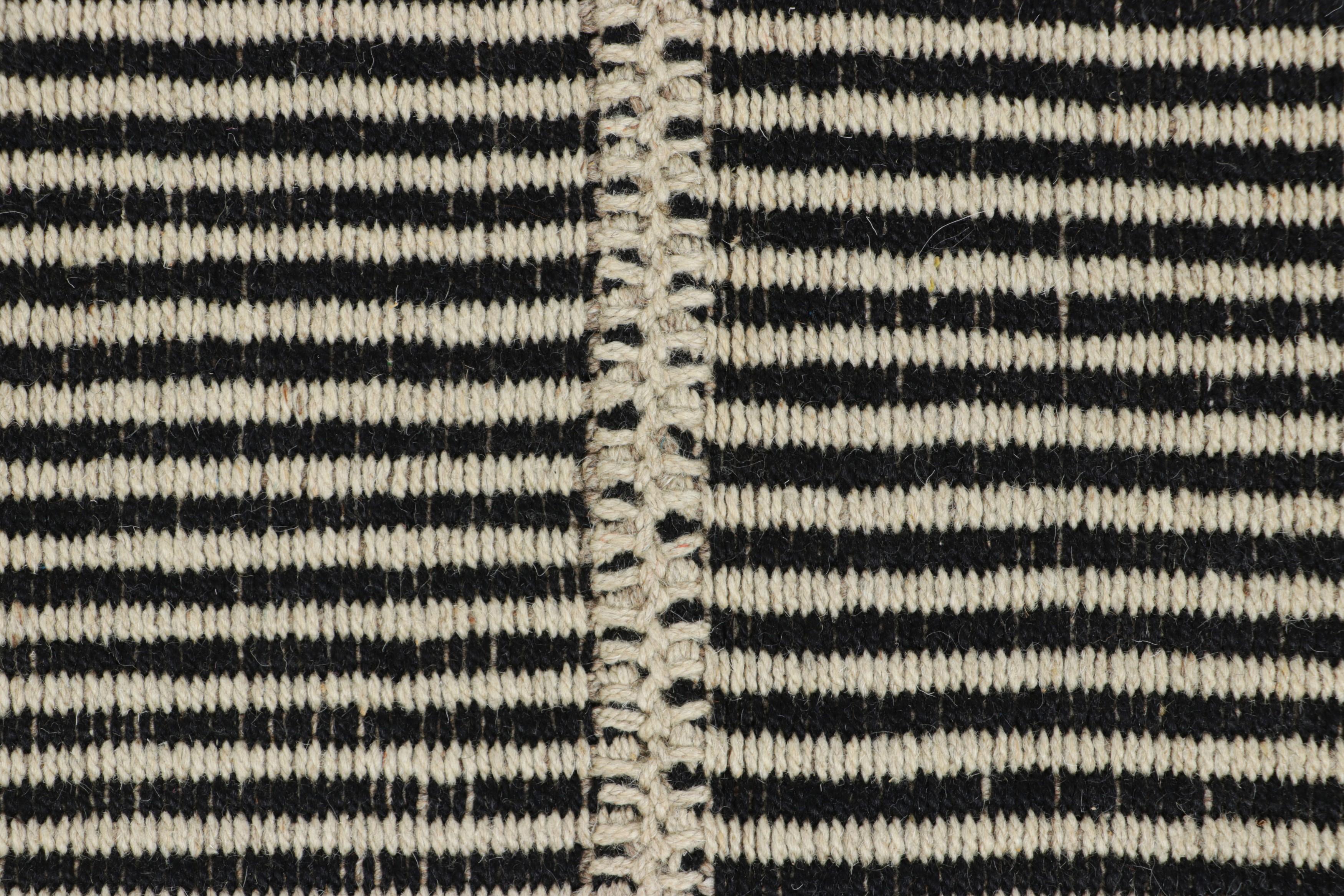 Rug & Kilim's Contemporary Kilim mit strukturierten cremefarbenen und schwarzen Streifen (Kelim) im Angebot