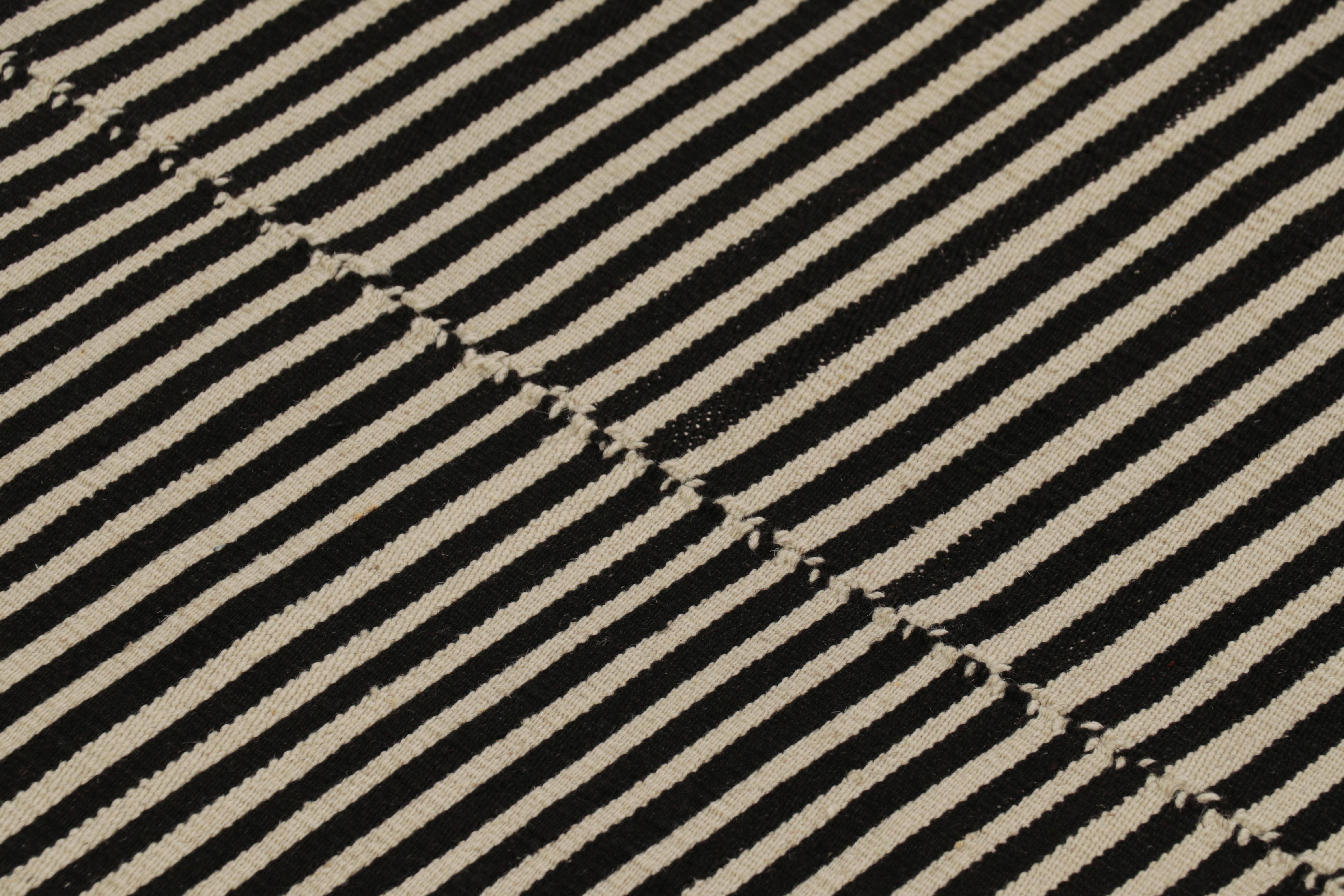 Rug & Kilim's Contemporary Kilim mit strukturierten cremefarbenen und schwarzen Streifen (Afghanisch) im Angebot