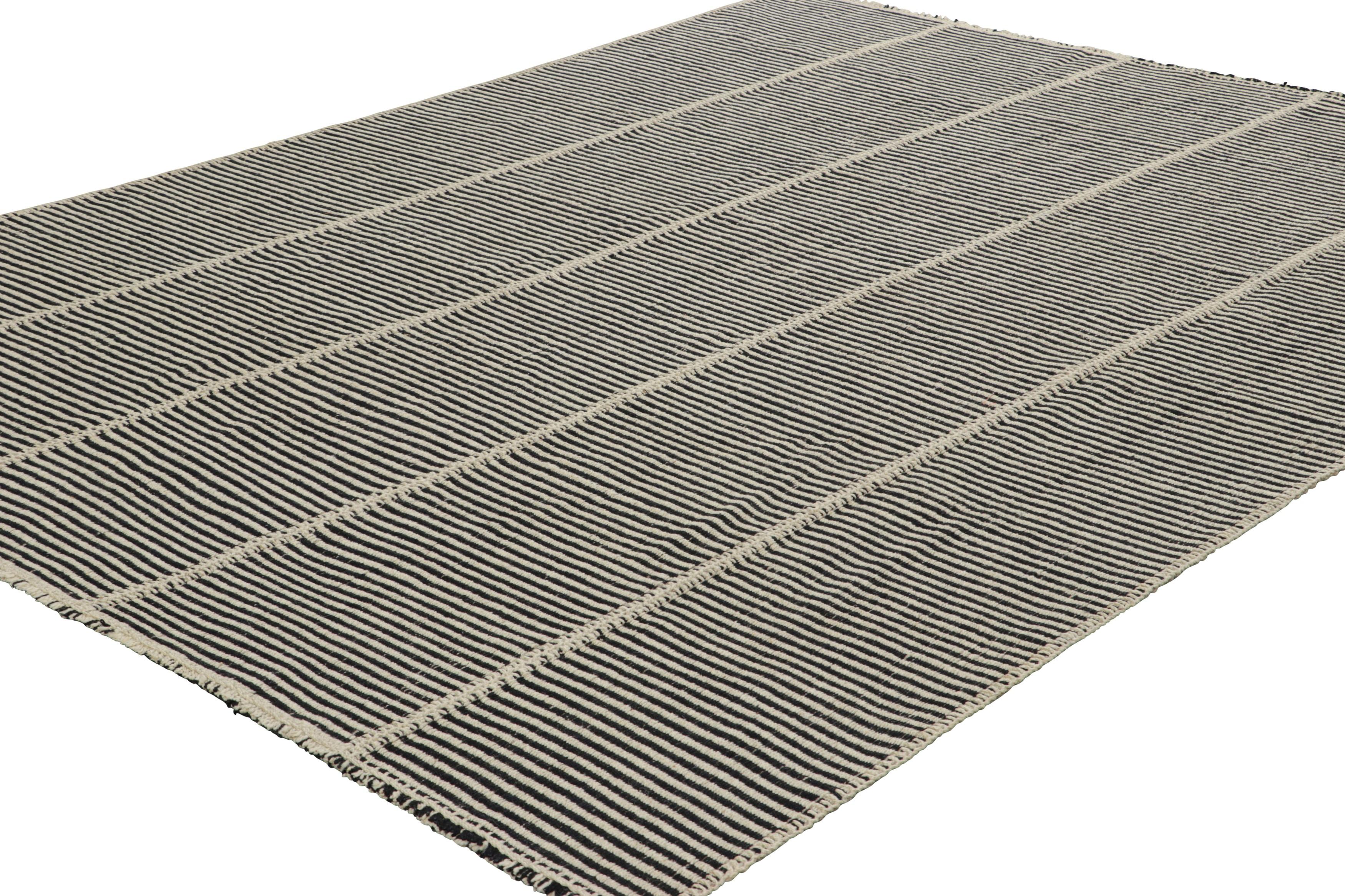 Rug & Kilim's Contemporary Kilim mit strukturierten cremefarbenen und schwarzen Streifen (Afghanisch) im Angebot