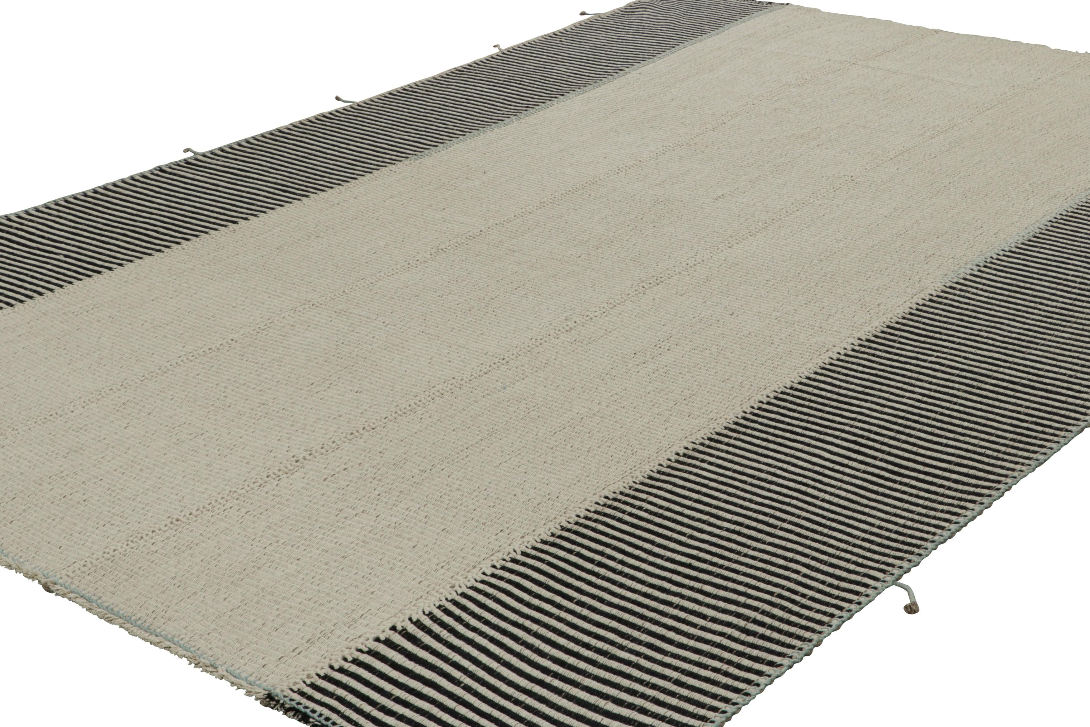 Tissé à la main Rug & Kilim's Contemporary Kilim with Textural Cream and Black Stripes (Kilim contemporain avec des rayures texturées crème et noires) en vente