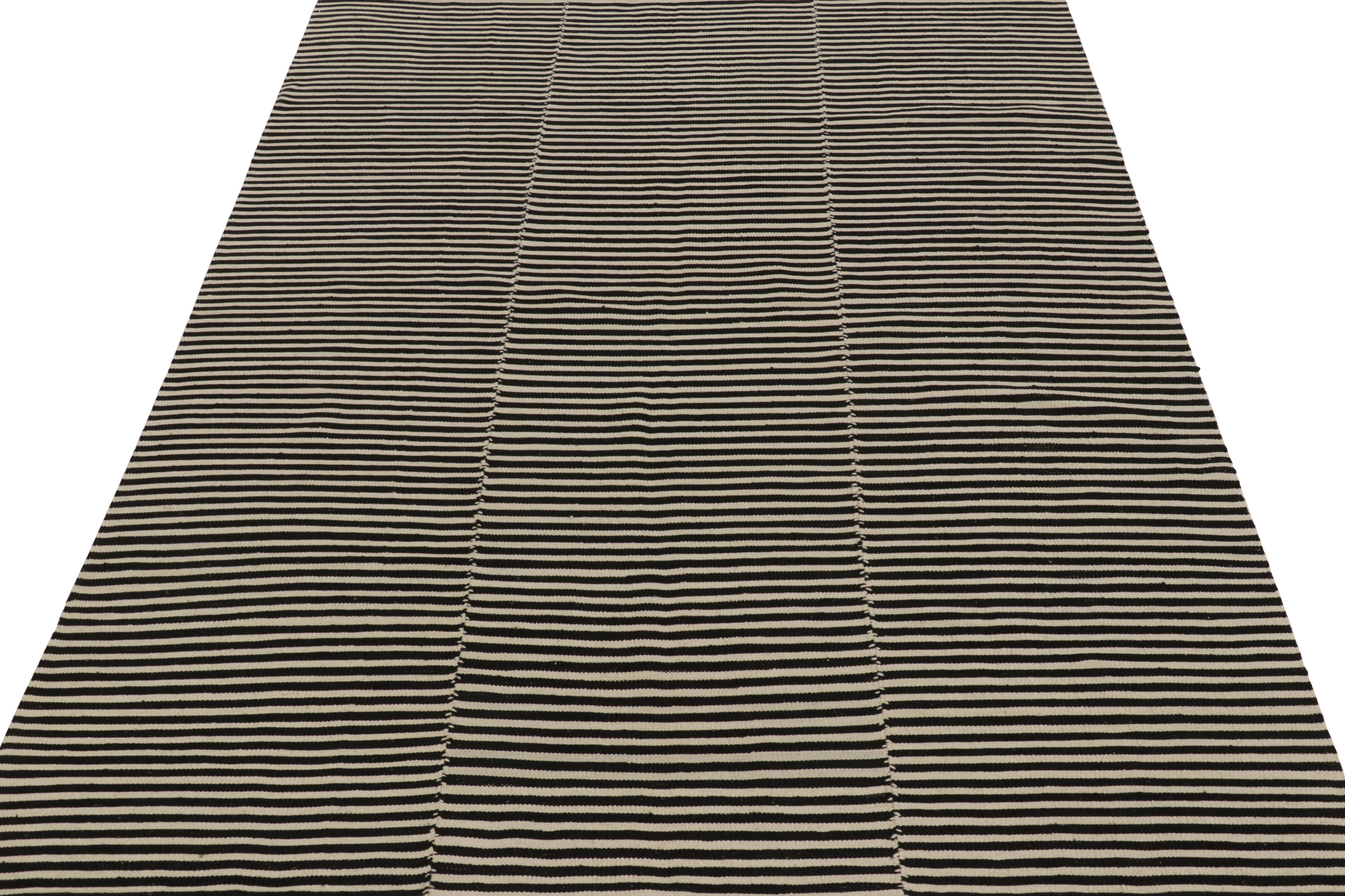 Rug & Kilim's Contemporary Kilim mit strukturierten cremefarbenen und schwarzen Streifen (Handgewebt) im Angebot