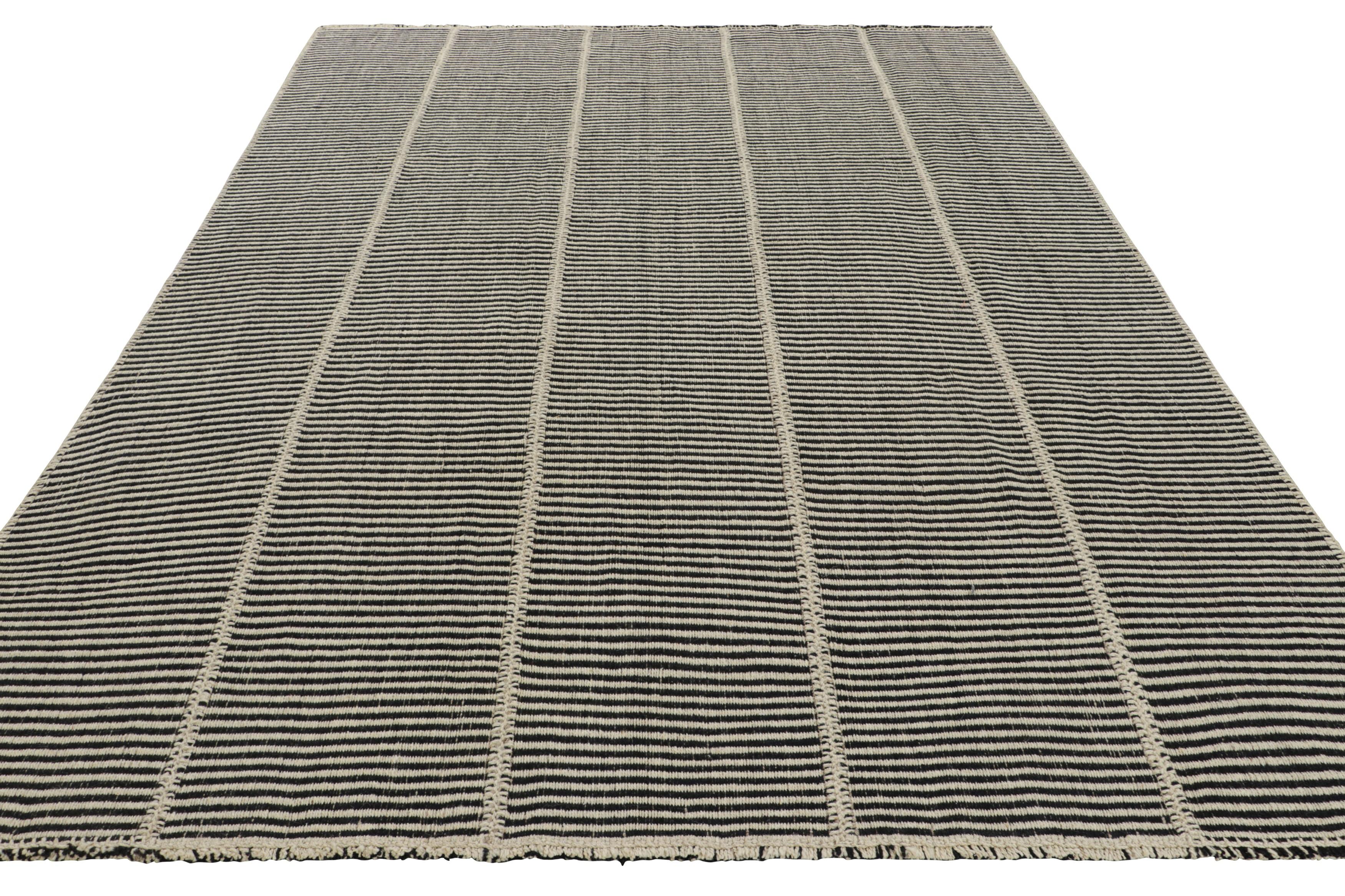 Rug & Kilim's Contemporary Kilim mit strukturierten cremefarbenen und schwarzen Streifen (Handgewebt) im Angebot
