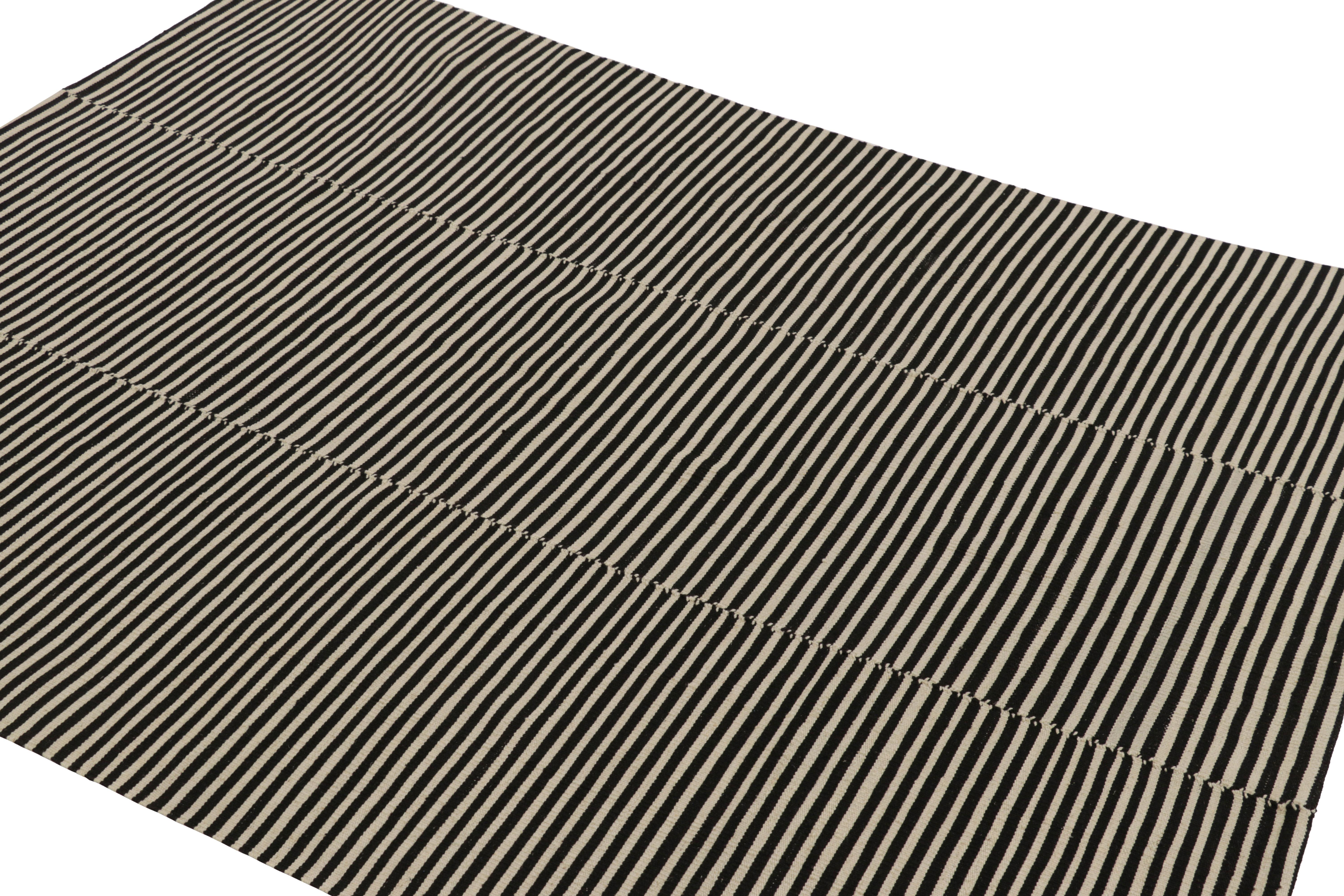 Rug & Kilim's Contemporary Kilim mit strukturierten cremefarbenen und schwarzen Streifen im Zustand „Neu“ im Angebot in Long Island City, NY