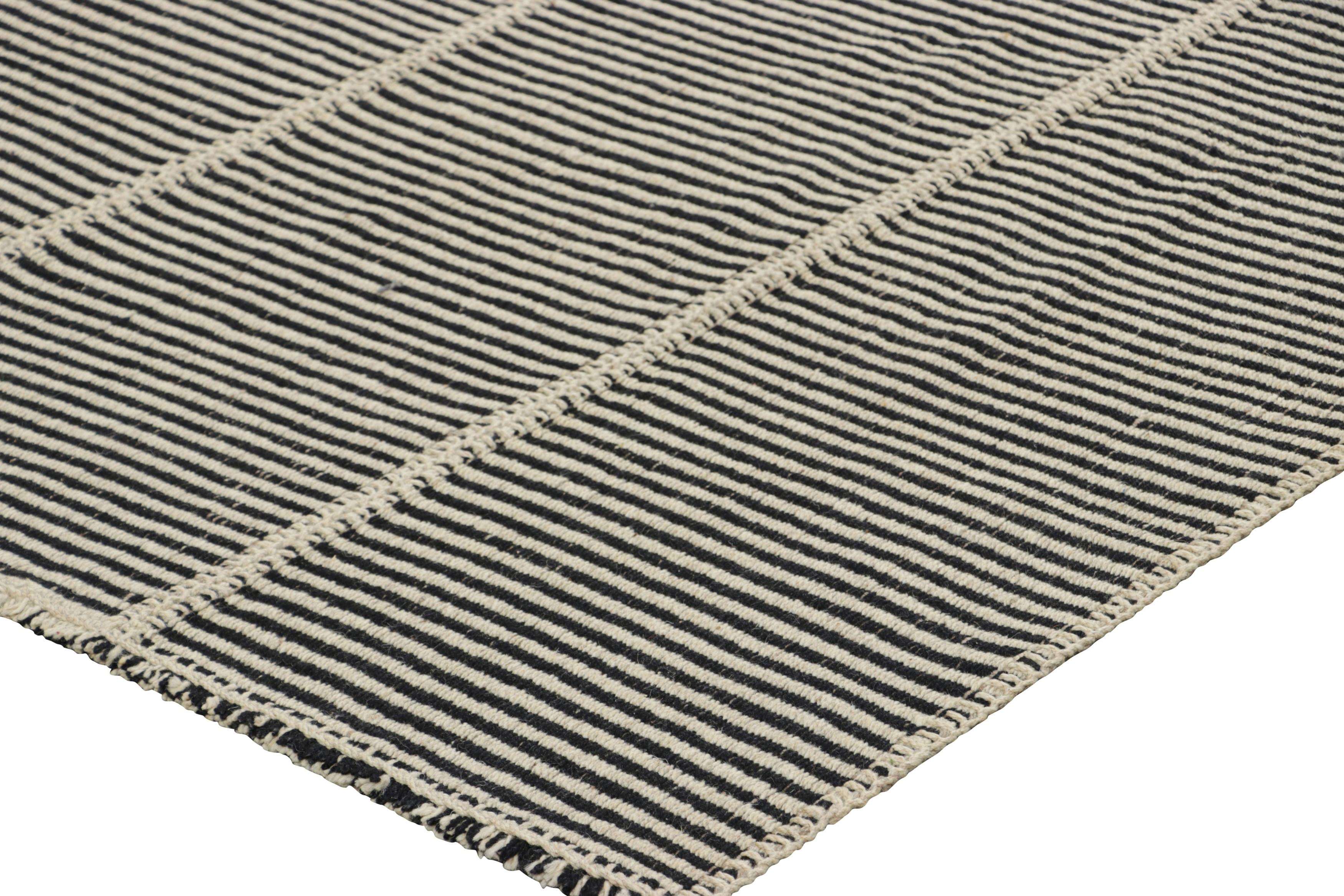 Rug & Kilim's Contemporary Kilim mit strukturierten cremefarbenen und schwarzen Streifen im Zustand „Neu“ im Angebot in Long Island City, NY