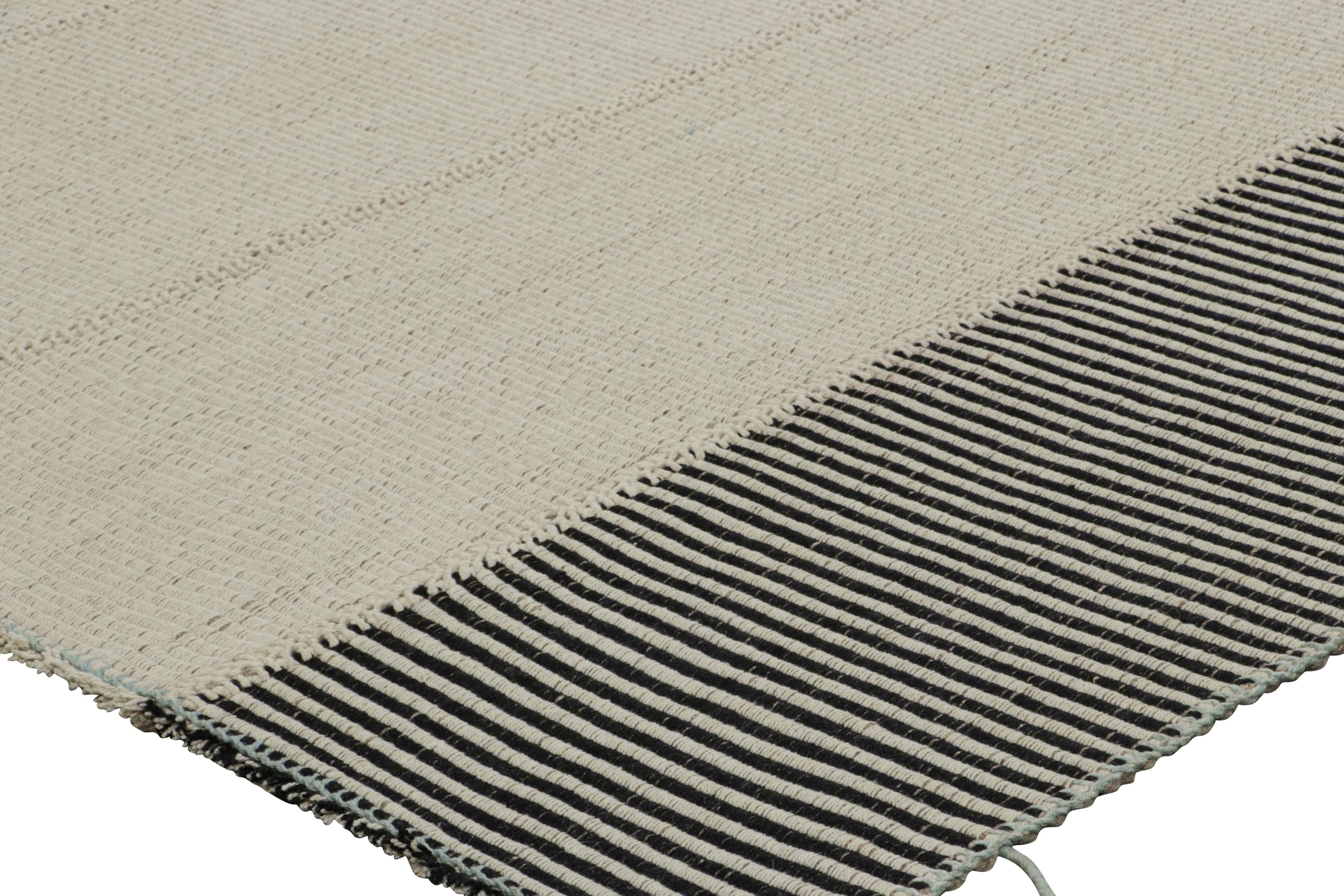 XXIe siècle et contemporain Rug & Kilim's Contemporary Kilim with Textural Cream and Black Stripes (Kilim contemporain avec des rayures texturées crème et noires) en vente
