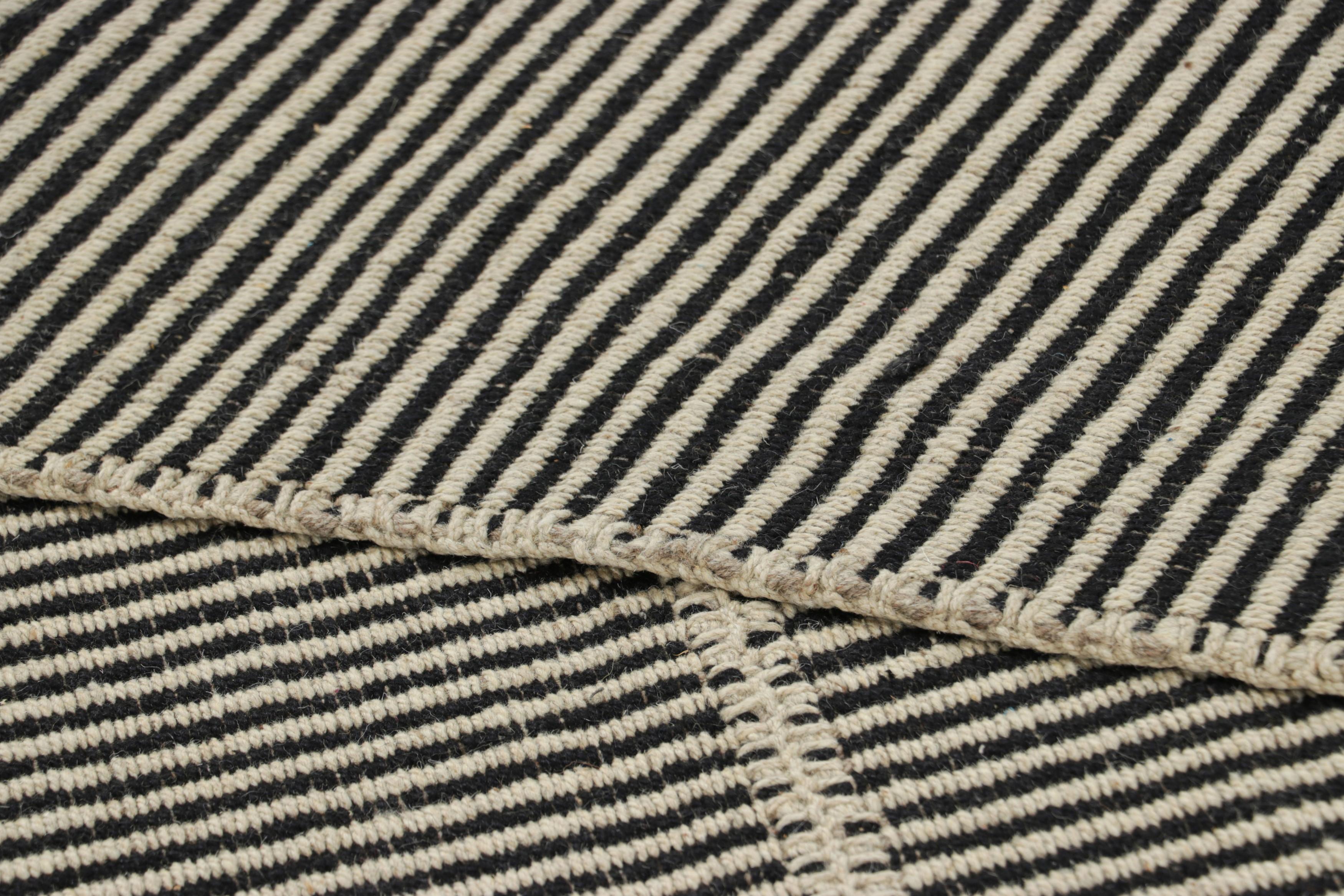 Rug & Kilim's Contemporary Kilim mit strukturierten cremefarbenen und schwarzen Streifen (21. Jahrhundert und zeitgenössisch) im Angebot
