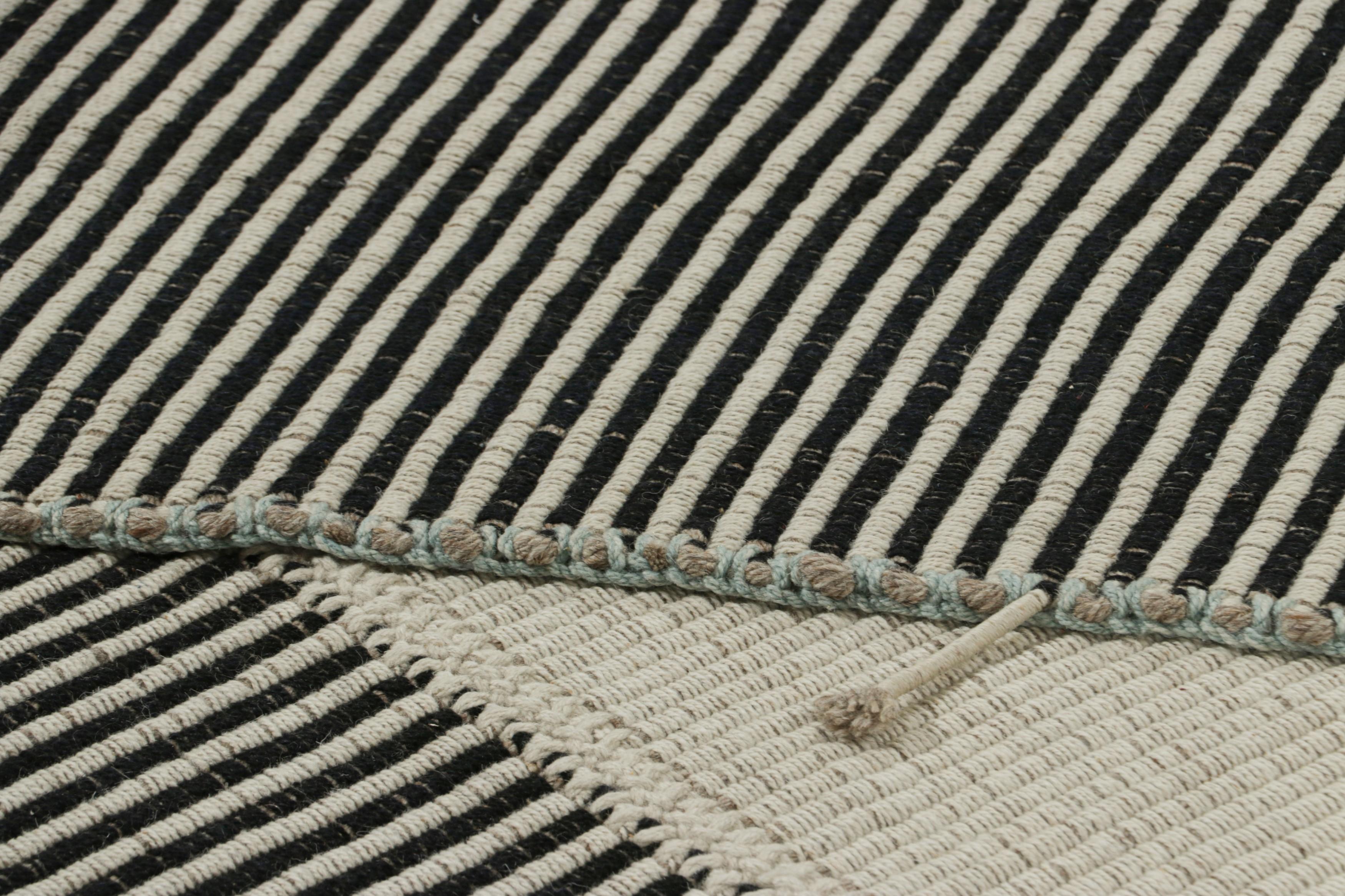 Laine Rug & Kilim's Contemporary Kilim with Textural Cream and Black Stripes (Kilim contemporain avec des rayures texturées crème et noires) en vente