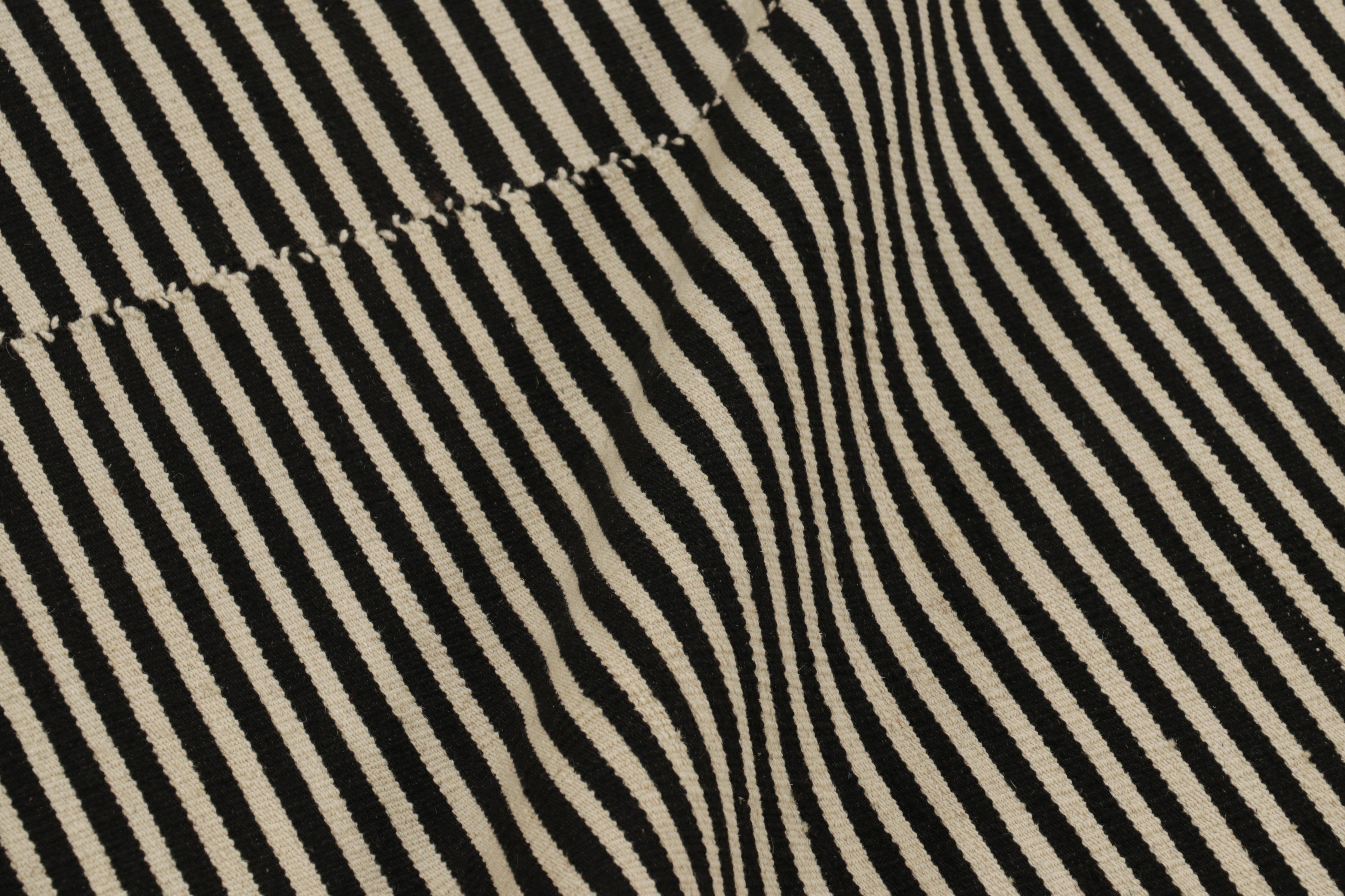 Rug & Kilim's Contemporary Kilim mit strukturierten cremefarbenen und schwarzen Streifen (Wolle) im Angebot