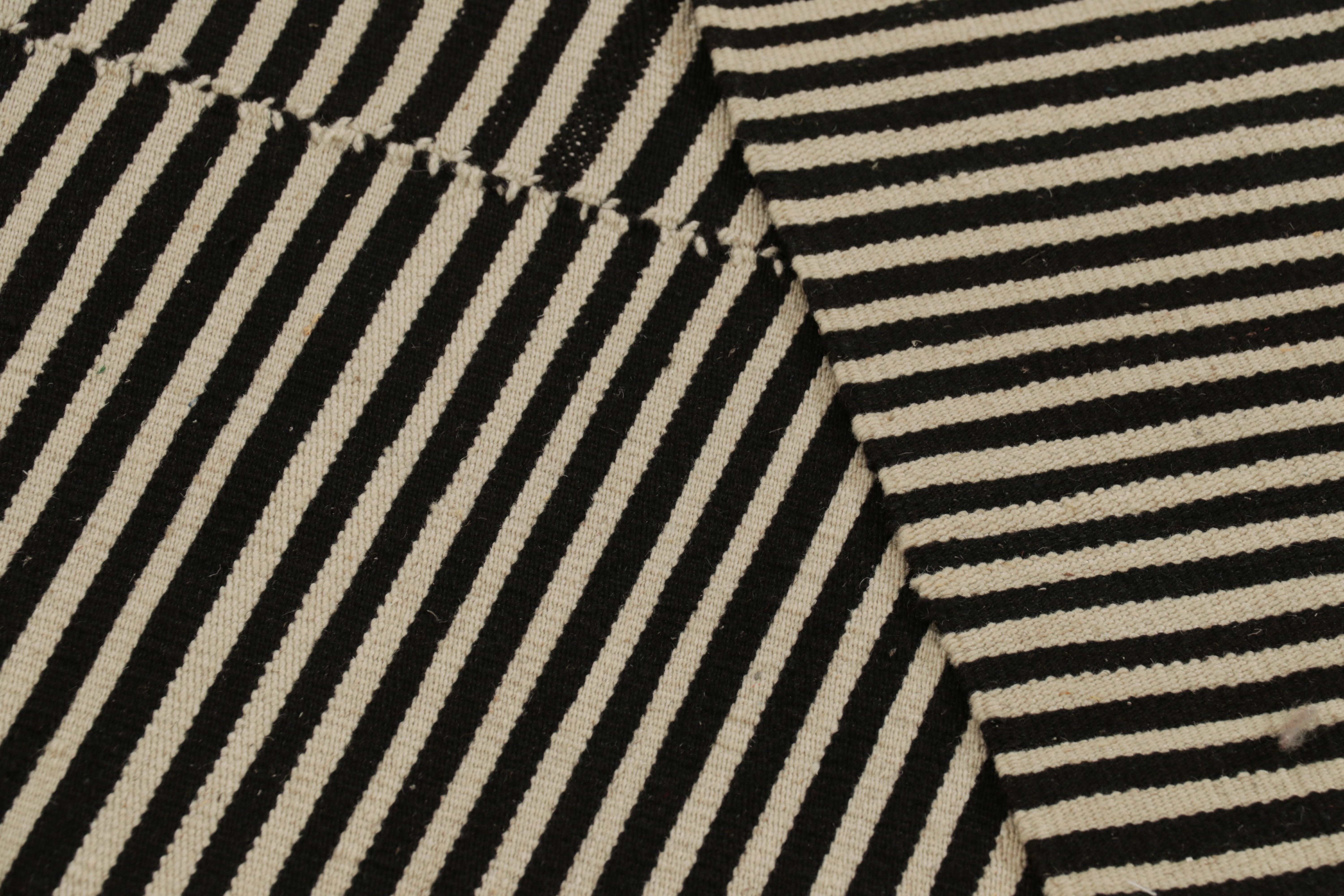Rug & Kilim's Contemporary Kilim mit strukturierten cremefarbenen und schwarzen Streifen im Angebot 1