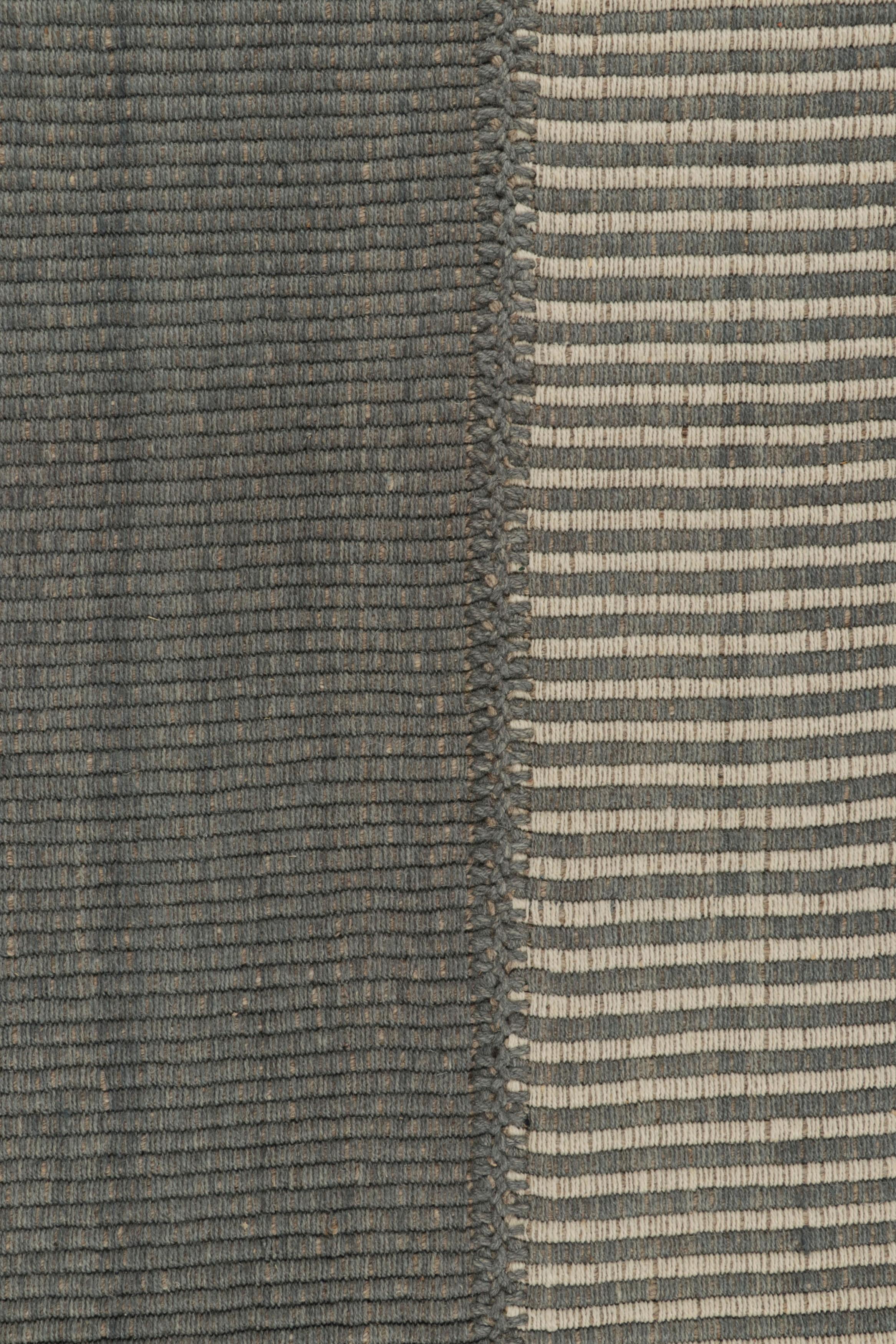 Afghano Rug & Kilim è un kilim contemporaneo a strisce color crema e grigio. in vendita