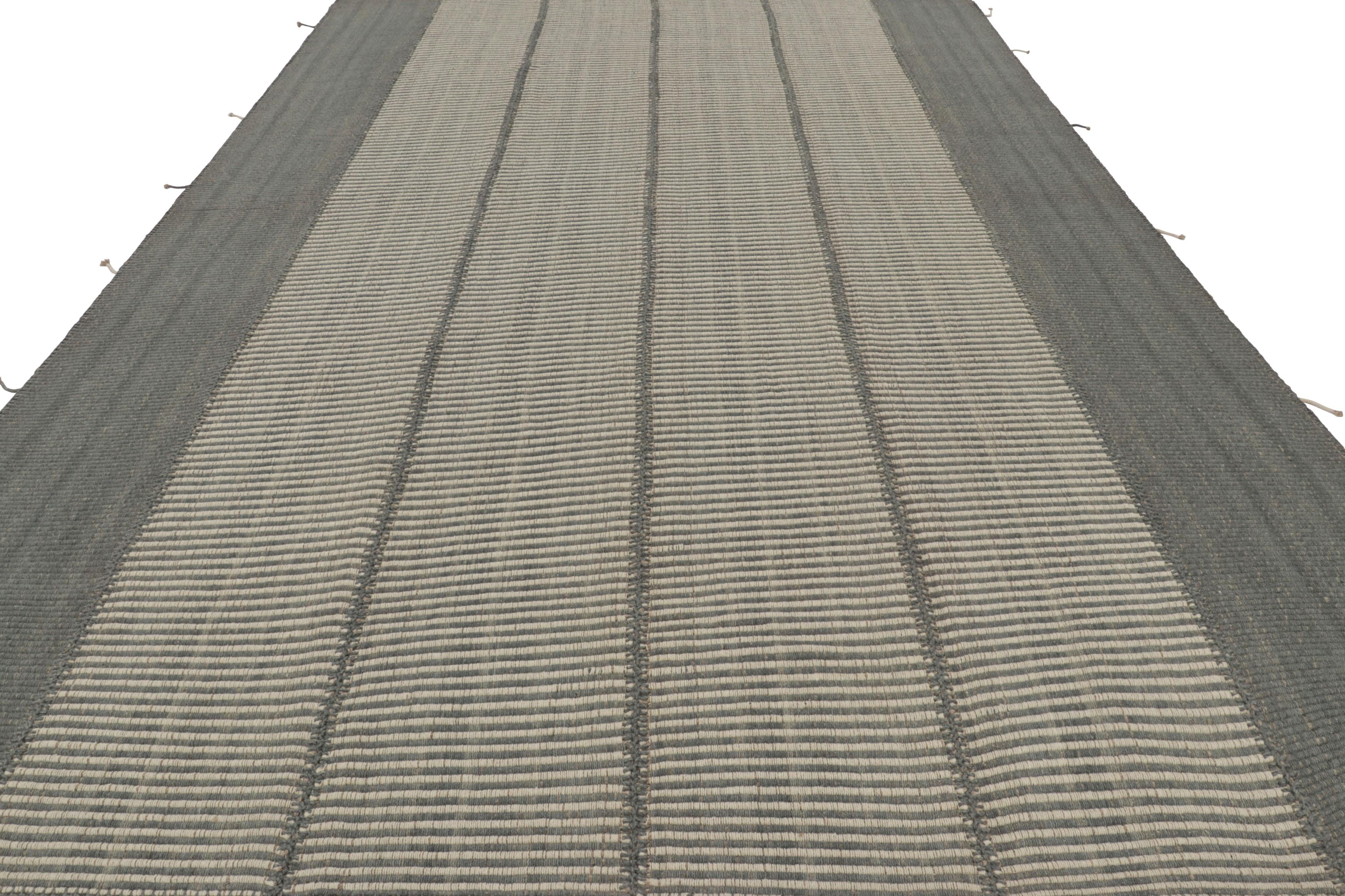 Tessuto a mano Rug & Kilim è un kilim contemporaneo a strisce color crema e grigio. in vendita
