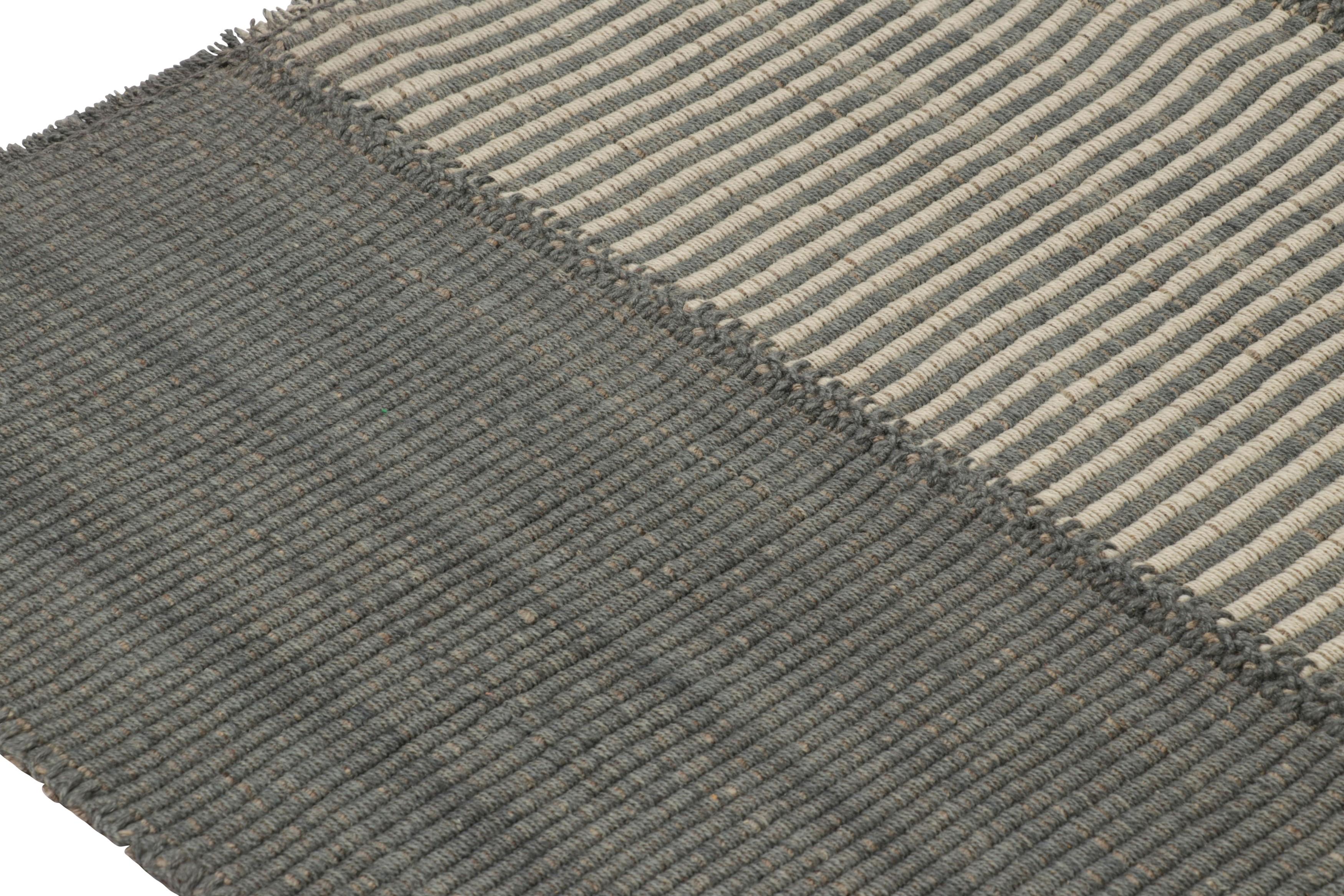 XXI secolo e contemporaneo Rug & Kilim è un kilim contemporaneo a strisce color crema e grigio. in vendita