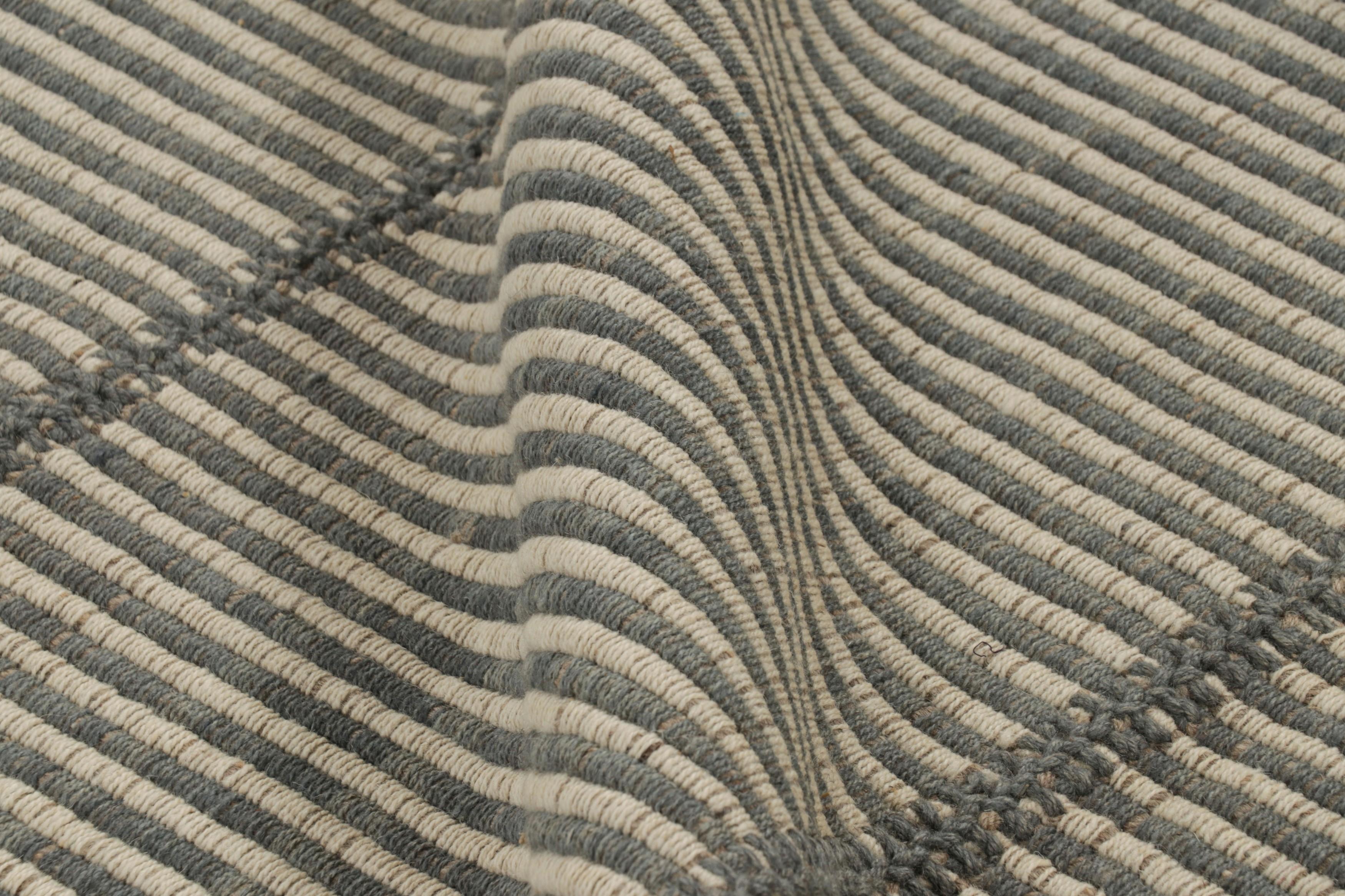 Lana Rug & Kilim è un kilim contemporaneo a strisce color crema e grigio. in vendita