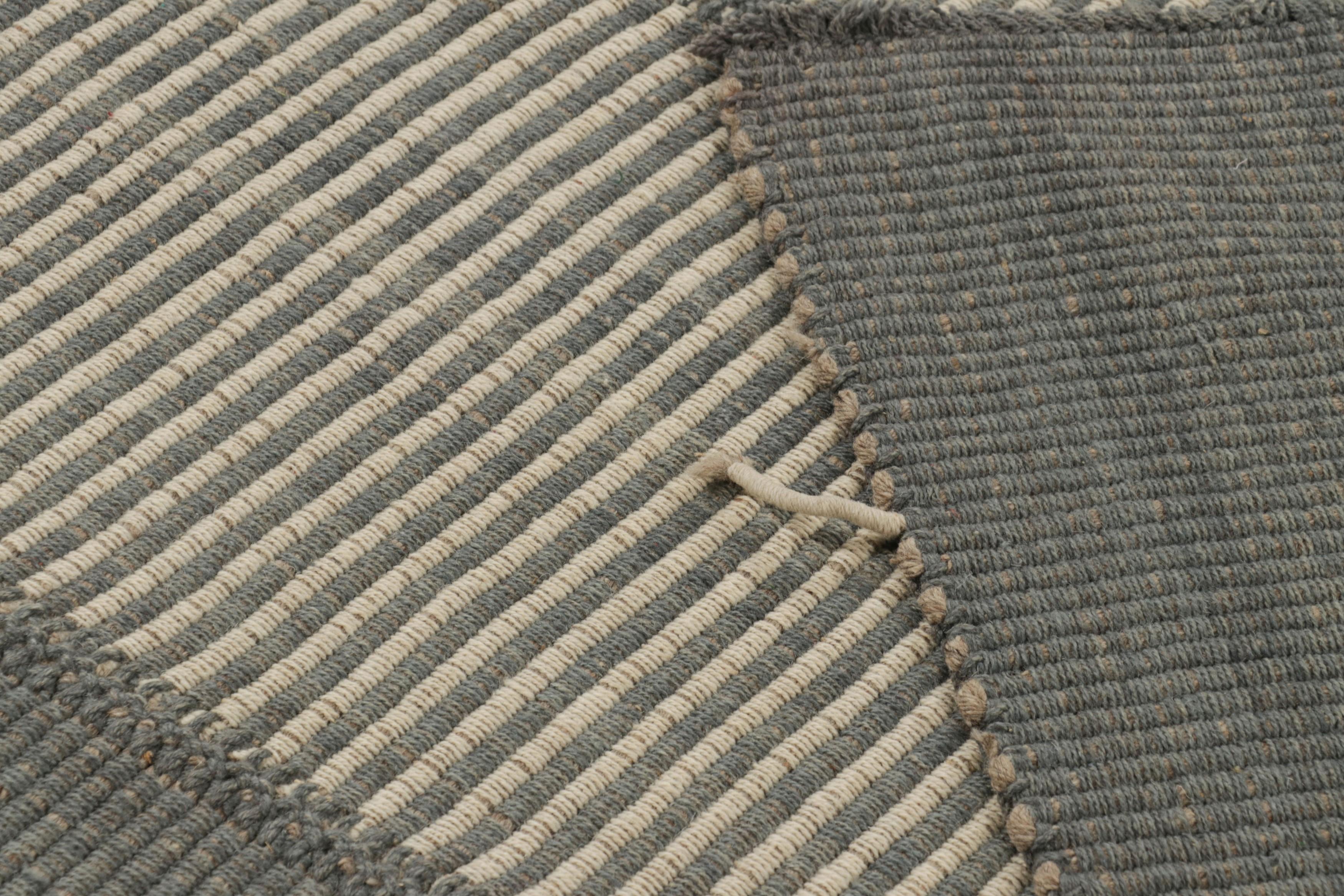 Rug & Kilim è un kilim contemporaneo a strisce color crema e grigio. in vendita 1