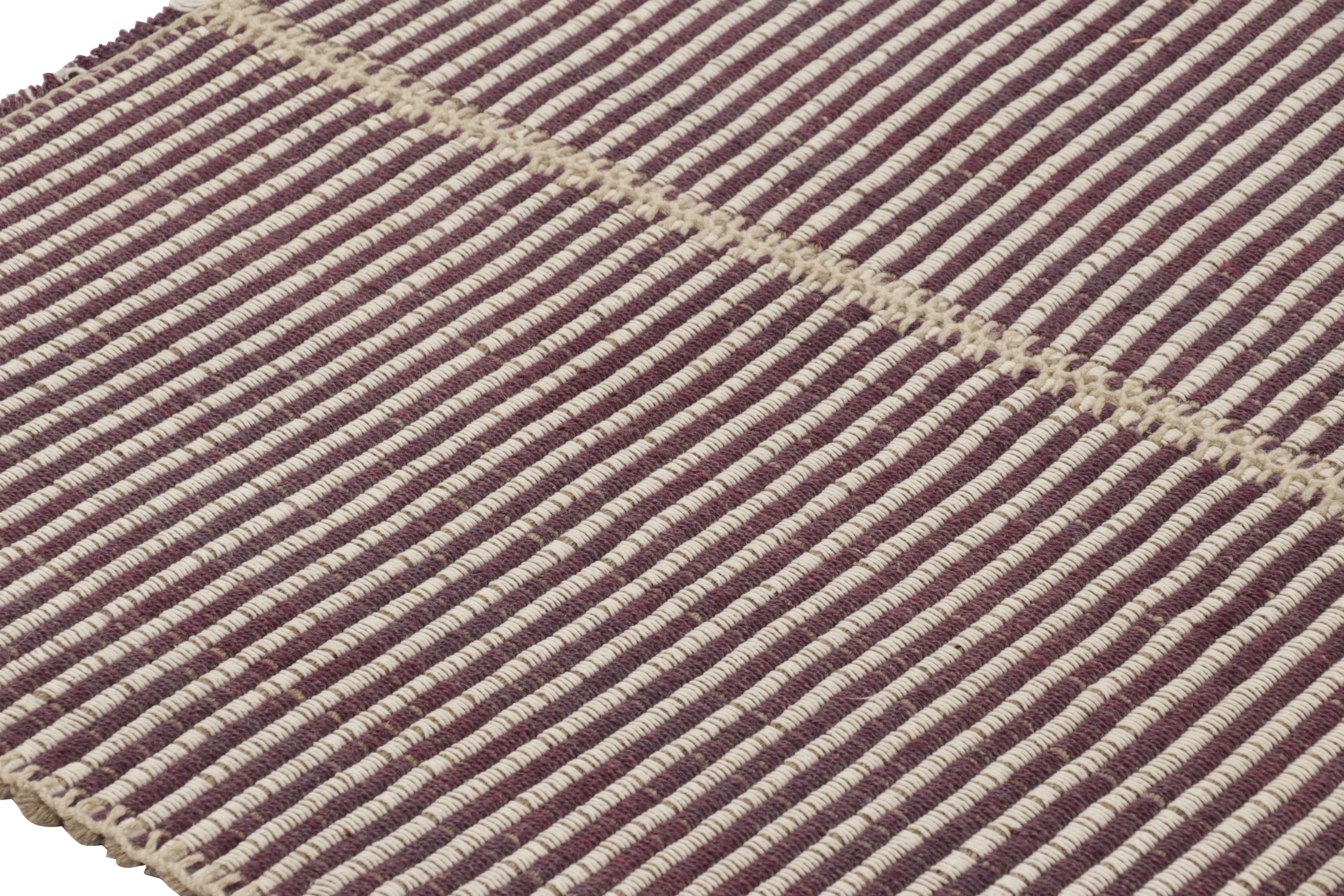 Rug & Kilim's Zeitgenössischer Kelim mit cremefarbenen und violetten Strukturstreifen (Afghanisch) im Angebot