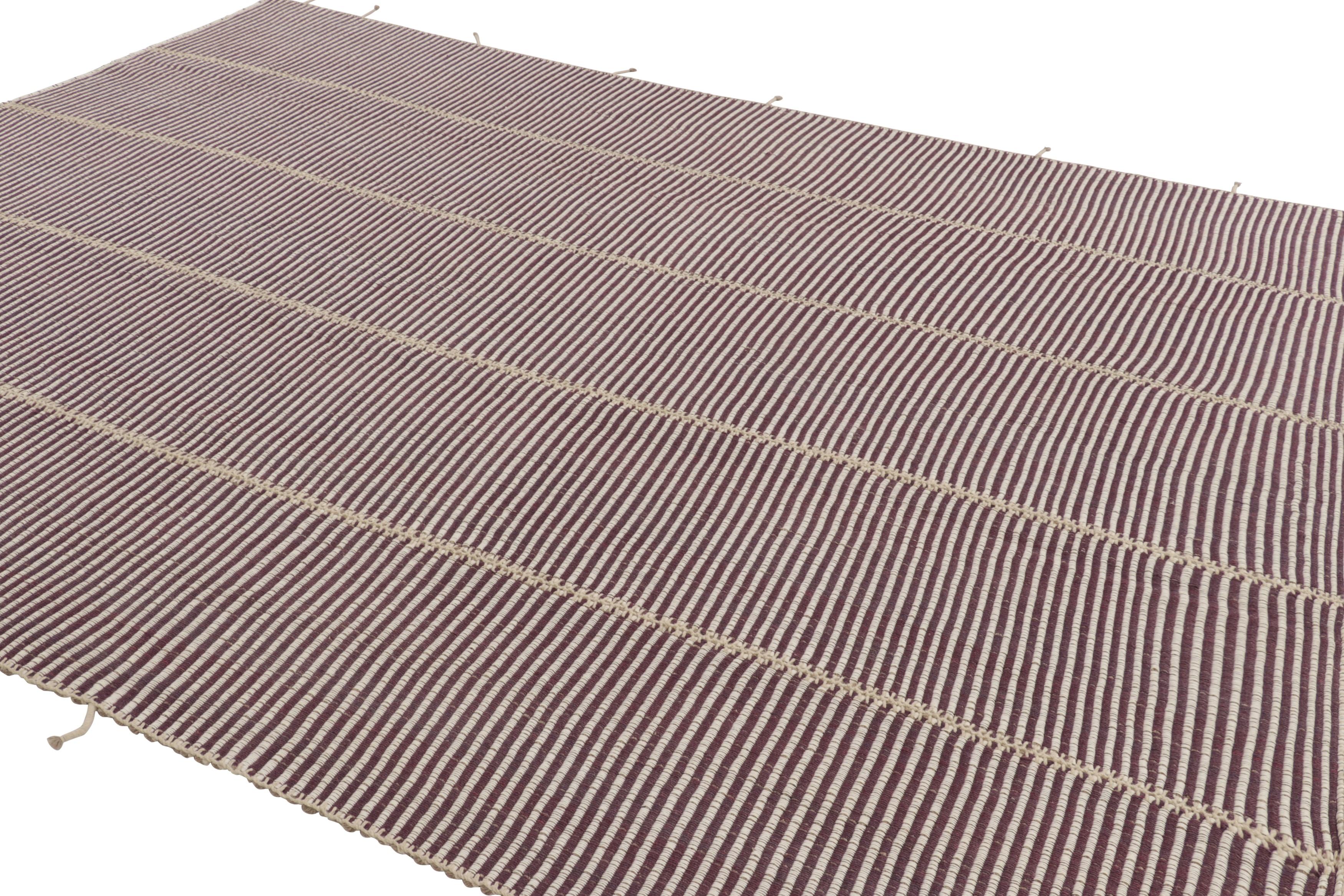 Rug & Kilim's Zeitgenössischer Kelim mit cremefarbenen und violetten Strukturstreifen (Handgewebt) im Angebot