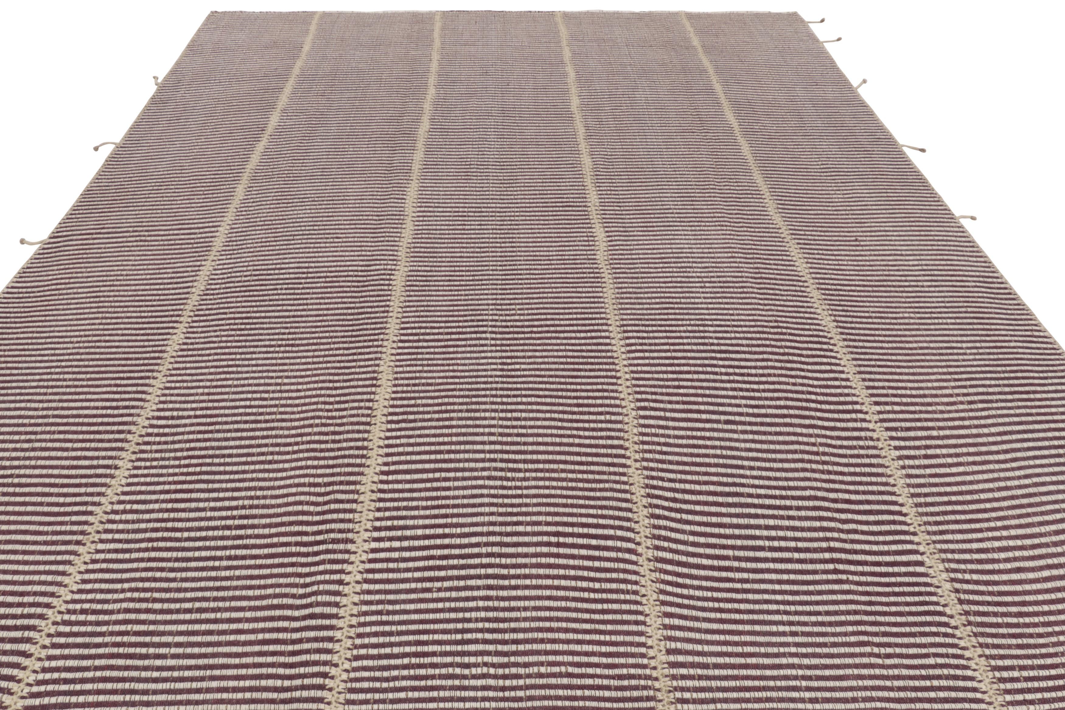 Rug & Kilim's Zeitgenössischer Kelim mit cremefarbenen und violetten Strukturstreifen im Zustand „Neu“ im Angebot in Long Island City, NY