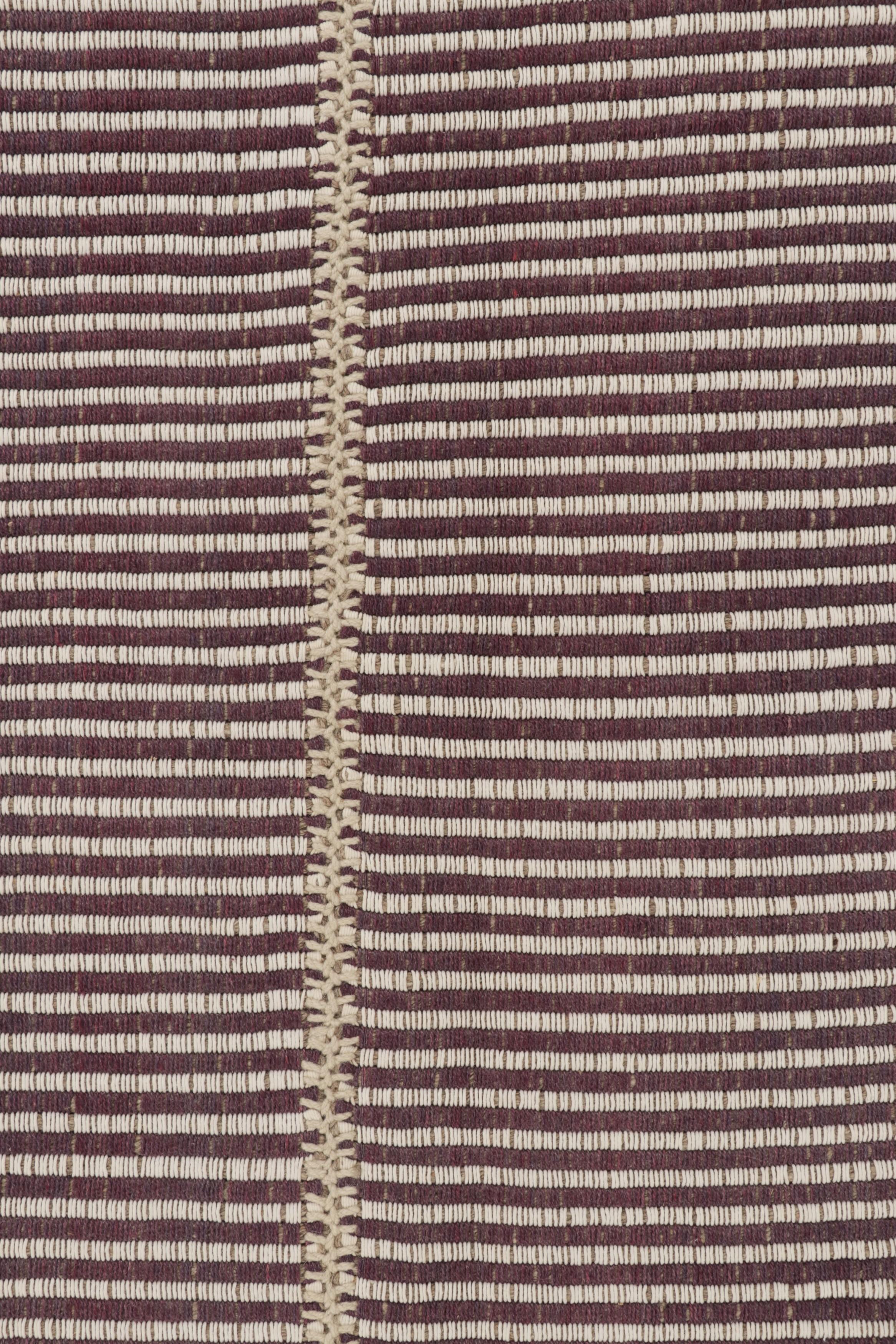 Rug & Kilim's Zeitgenössischer Kelim mit cremefarbenen und violetten Strukturstreifen (21. Jahrhundert und zeitgenössisch) im Angebot