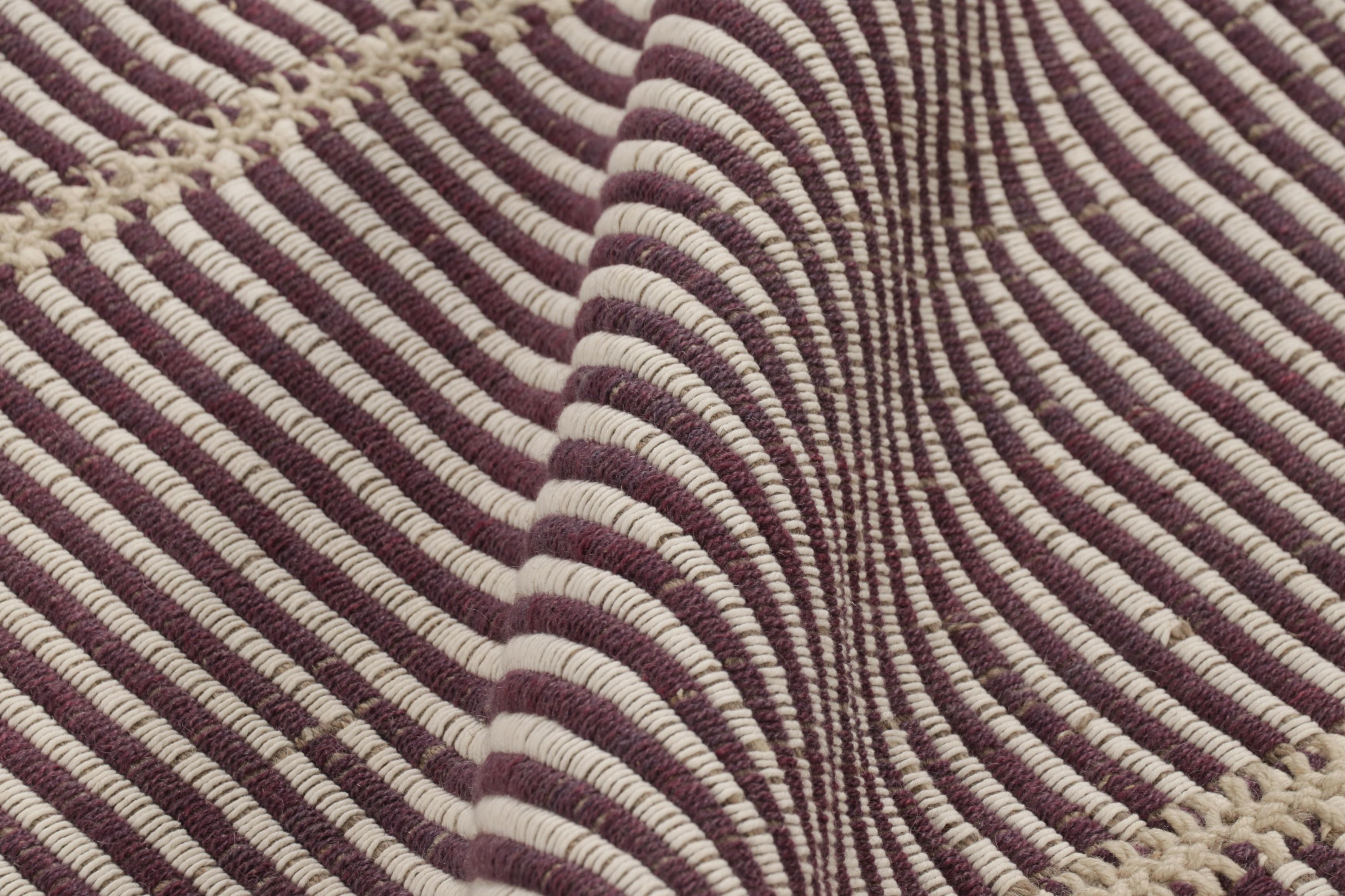 Rug & Kilim's Zeitgenössischer Kelim mit cremefarbenen und violetten Strukturstreifen (Wolle) im Angebot