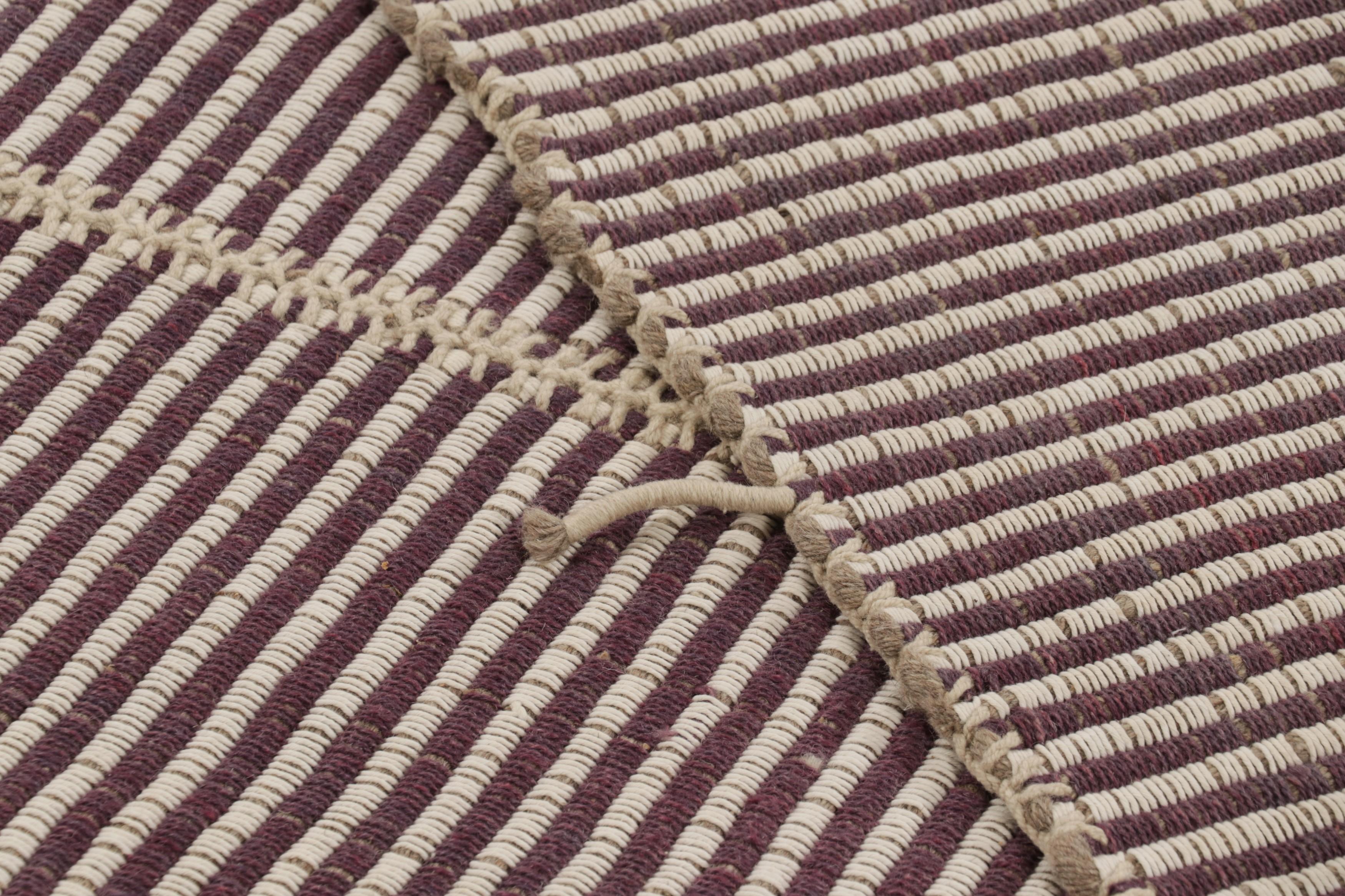 Rug & Kilim's Zeitgenössischer Kelim mit cremefarbenen und violetten Strukturstreifen im Angebot 1