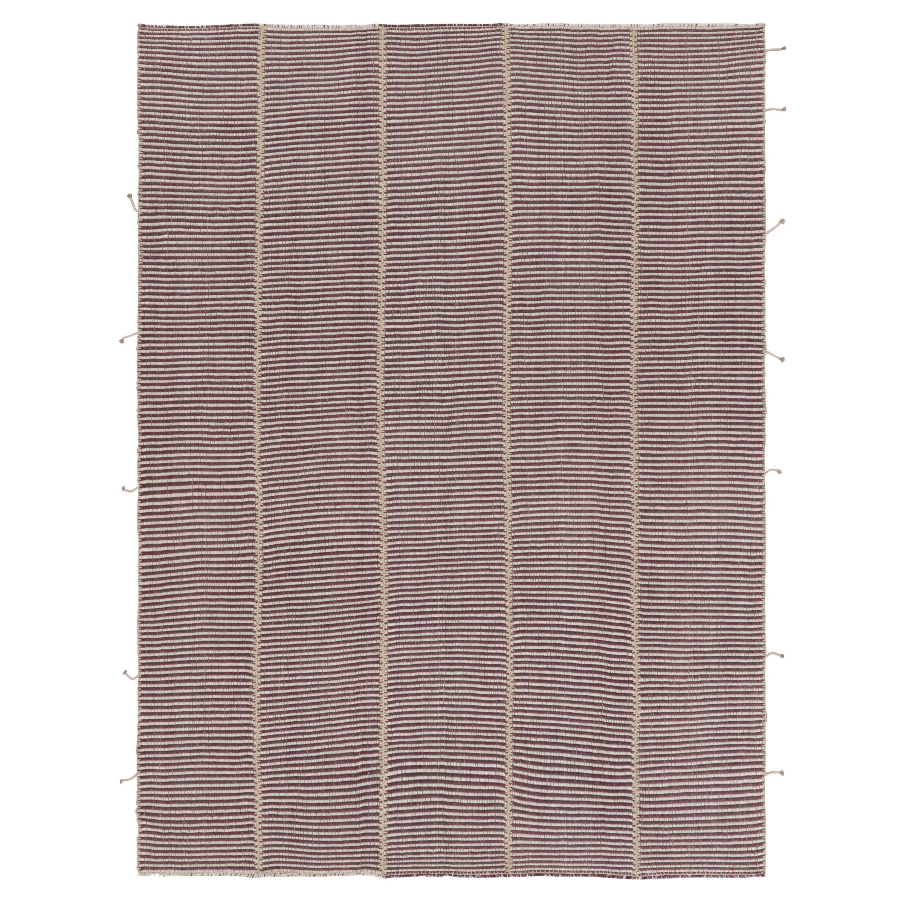 Rug & Kilim's Zeitgenössischer Kelim mit cremefarbenen und violetten Strukturstreifen