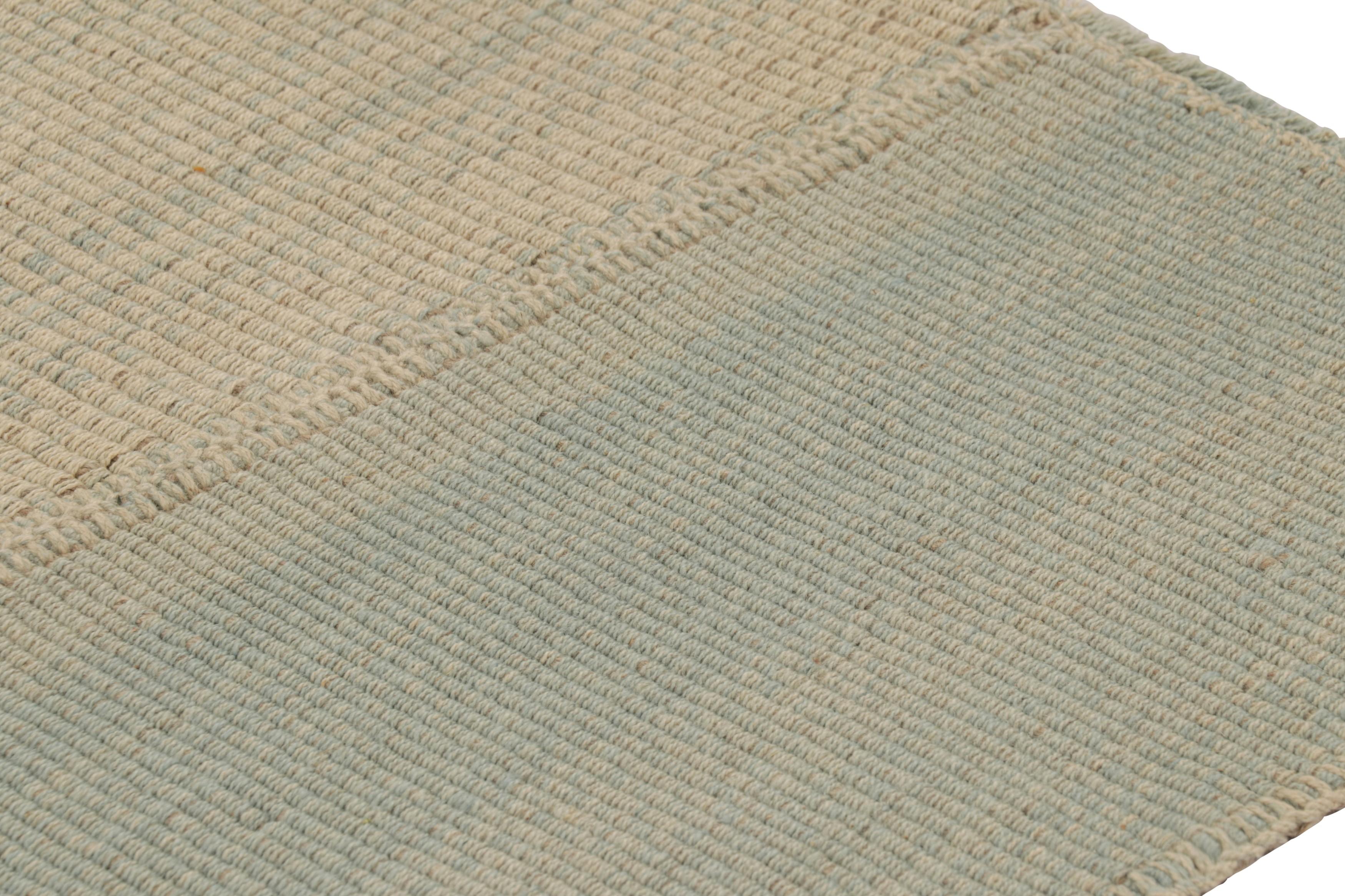 Rug & Kilim's zeitgenössischer Kelim mit cremefarbenen und himmelblauen Strukturstreifen (Afghanisch) im Angebot