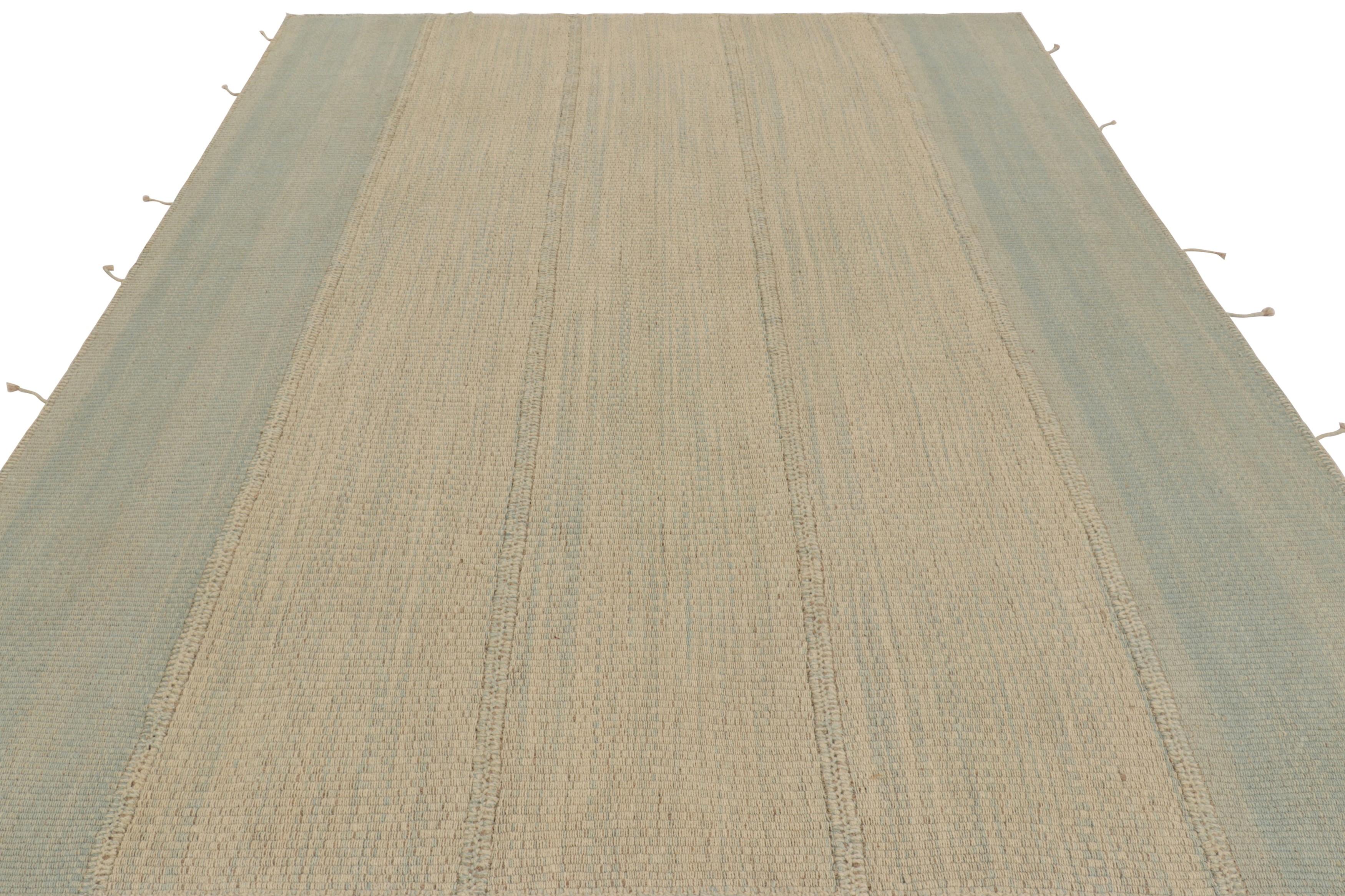 Rug & Kilim's zeitgenössischer Kelim mit cremefarbenen und himmelblauen Strukturstreifen (Handgewebt) im Angebot