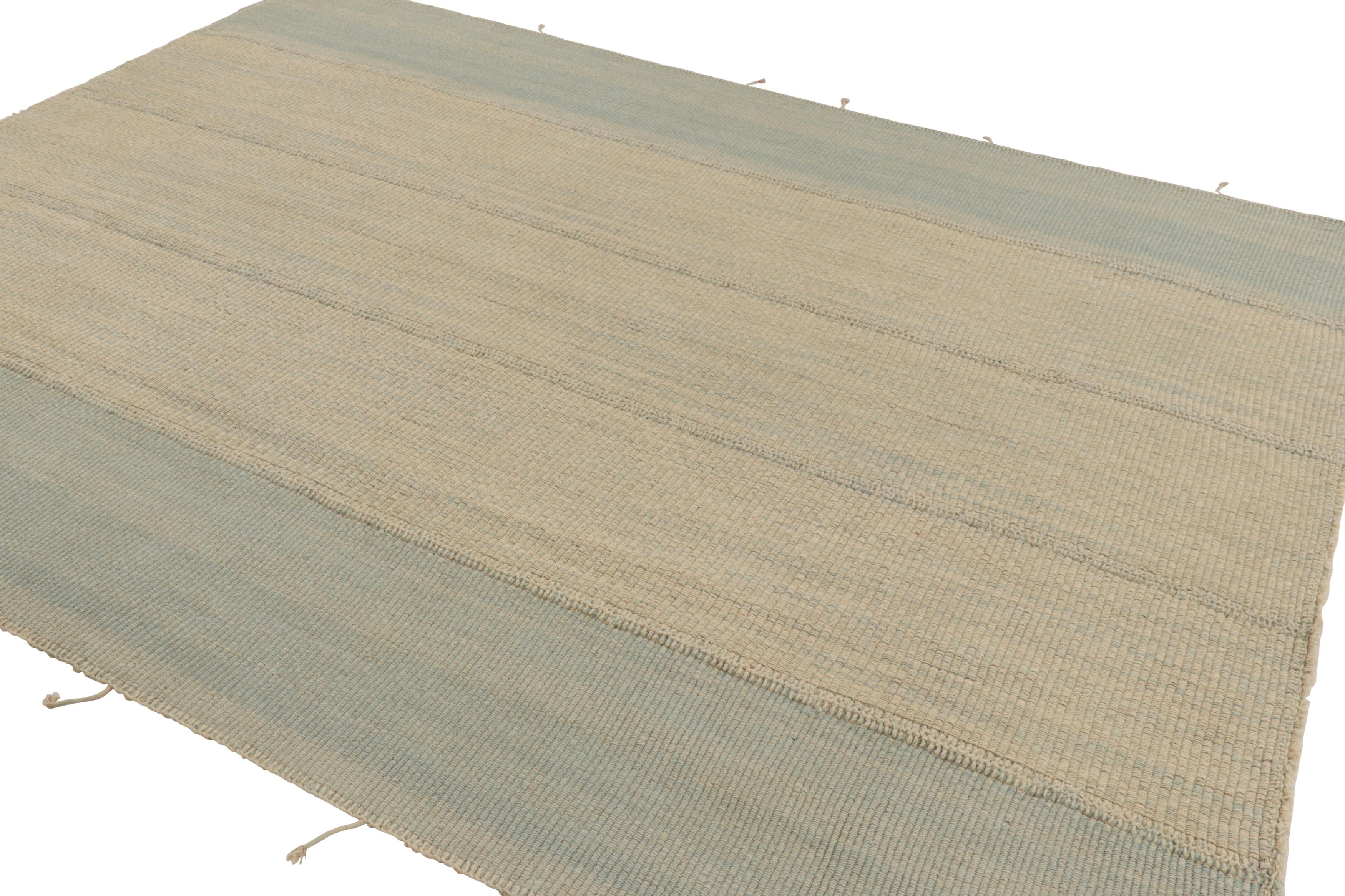 Rug & Kilim's zeitgenössischer Kelim mit cremefarbenen und himmelblauen Strukturstreifen im Zustand „Neu“ im Angebot in Long Island City, NY