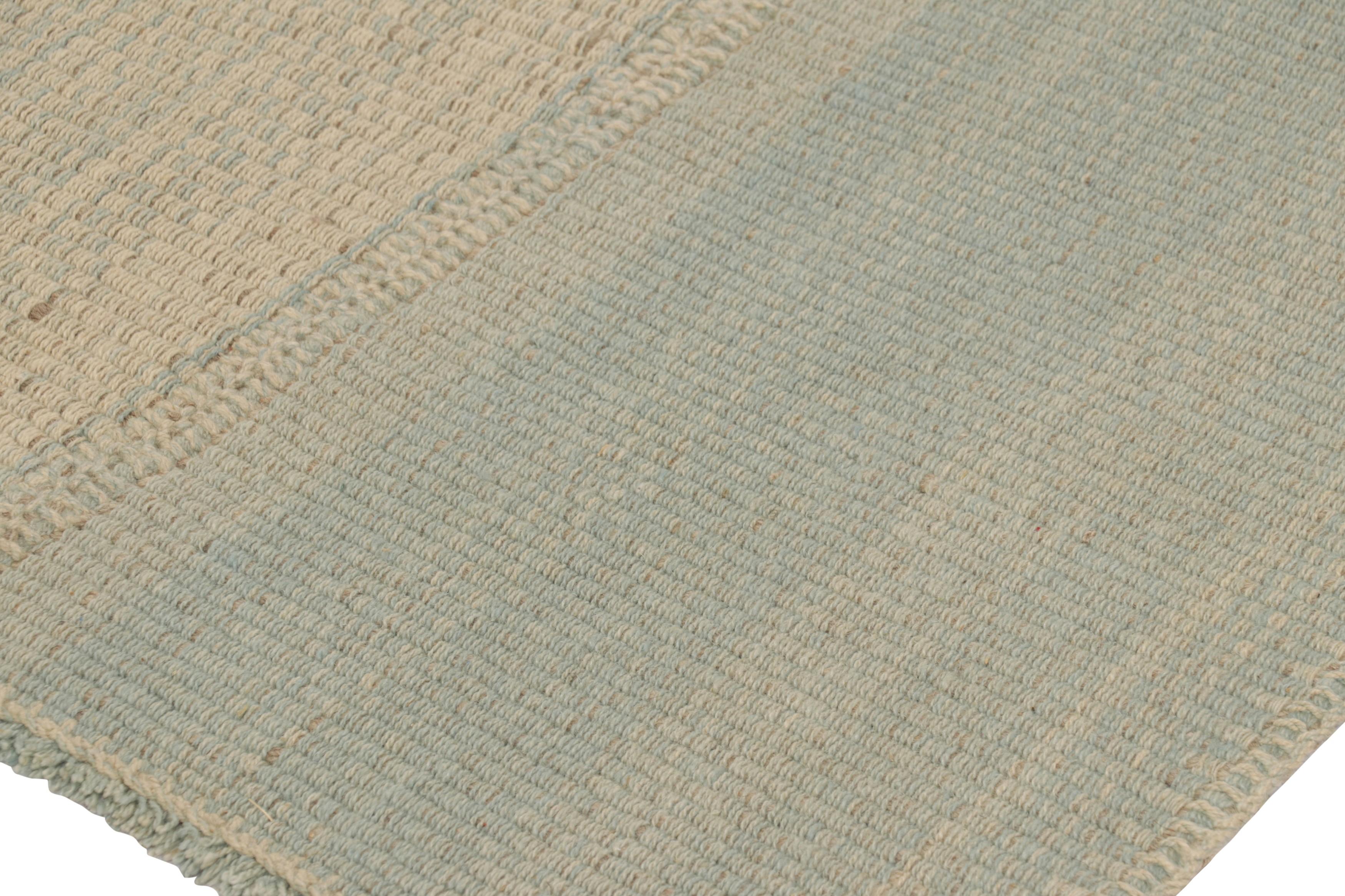 Rug & Kilim's zeitgenössischer Kelim mit cremefarbenen und himmelblauen Strukturstreifen (21. Jahrhundert und zeitgenössisch) im Angebot